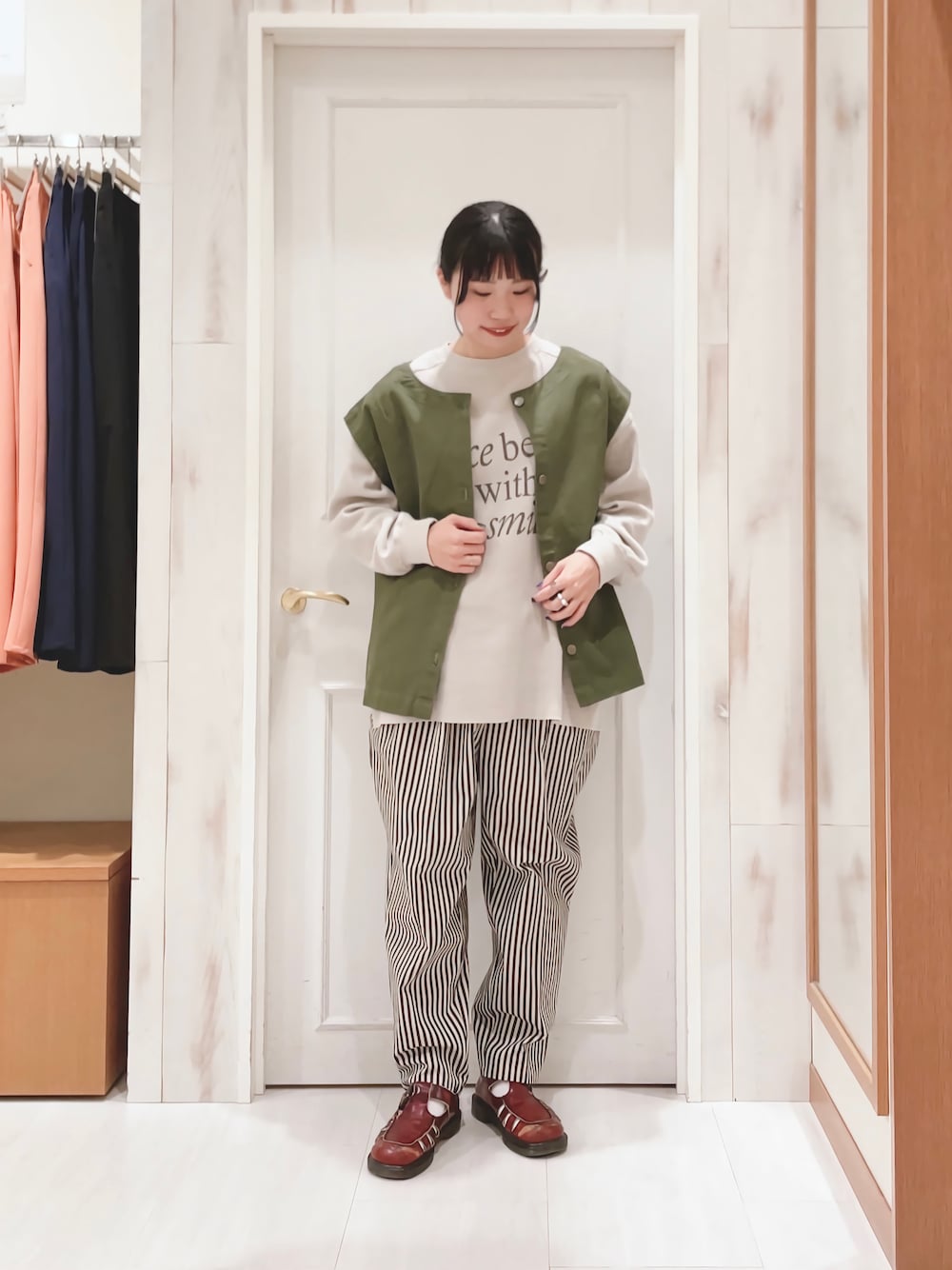 「ワッフル、ロンT、ベスト、ジレ、デニム、ストライプ、テーパードパンツ、パンツスタイル、ドクターマーチン、春コーデ、カジュアル、ナチュラル、レイヤードスタイル、サマンサ モスモス(Samansa Mos2)、SM2」｜「Samansa Mos2の布帛貼りワッフルロゴTシャツ（Tシャツ/カットソー、ベージュ系）」を使った、ハタケヤマさん（レディース・163cm）の冬コーディネートの1枚目の写真