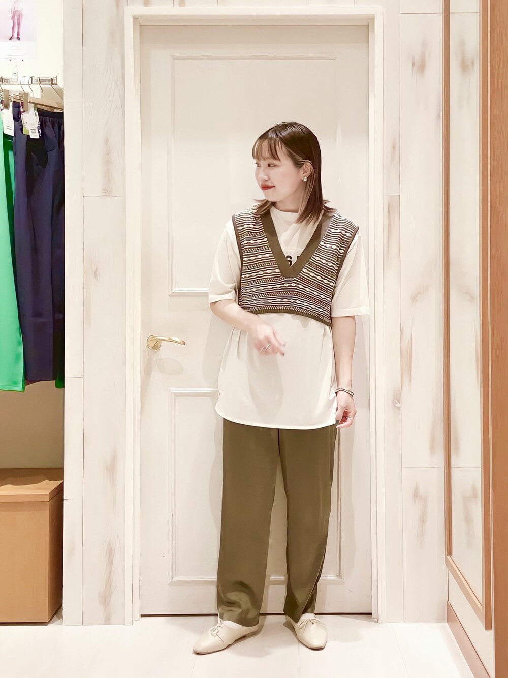 「ベスト、ビスチェ、サマーニット、Tシャツ、ビッグシルエット、オーバーサイズ、サテンパンツ、パンツスタイル、カジュアル、モノトーン、レイヤードスタイル、おしゃれさんと繋がりたい、ootd、Samansa Mos2 blue、出勤コーデ🍊」｜「Samansa Mos2 blueの柄ニットベスト（ベスト、グレー系）」を使った、ハタケヤマさん（レディース・163cm）の春コーディネートの1枚目の写真