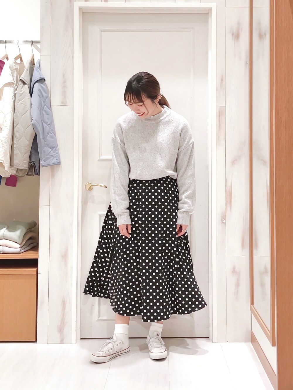 「ニット、セーター、ハイネック、モックネック、マーメイドスカート、ロングスカート、ドット柄、水玉、モノトーン、白スニーカー、コンバース、シンプル、カジュアル、サマンサ モスモス(Samansa Mos2)、SM2」｜「Samansa Mos2の後ろスリットハイネックニット（ニット/セーター、グレー系）」を使った、ハタケヤマさん（レディース・163cm）の冬コーディネートの1枚目の写真