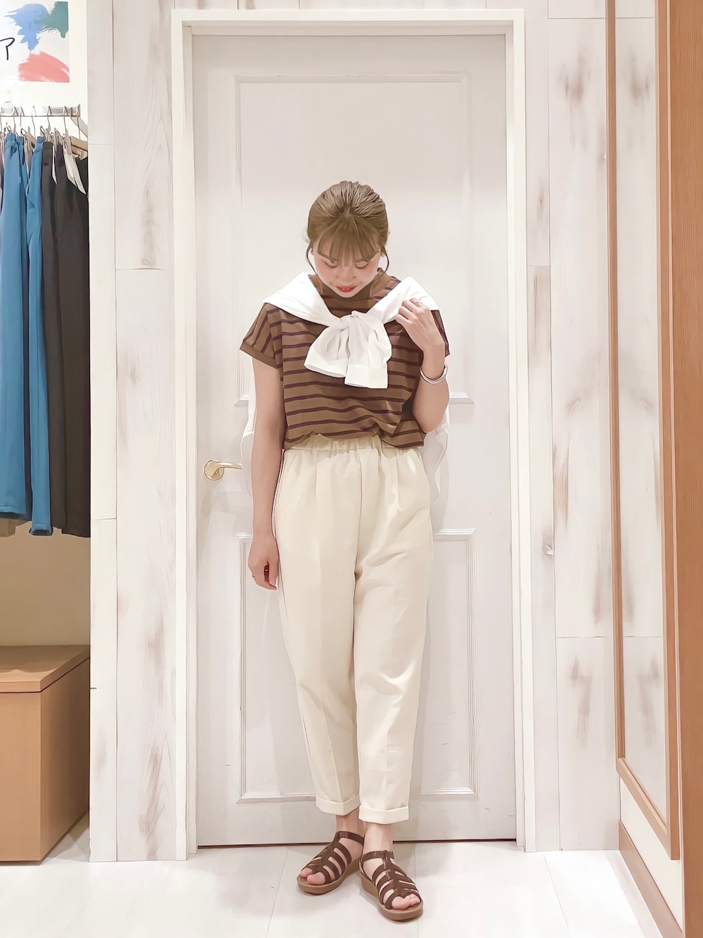 「ノースリーブ、フレンチスリーブ、Tシャツ、ボーダー、テーパードパンツ、センタープレス、白シャツ、肩掛け、グルカサンダル、ブラウン、カジュアル、オトナカジュアル、シンプル、夏コーデ、Samansa Mos2 blue」｜「Samansa Mos2 blueの【USAコットン】ハイネックフレンチTシャツ（Tシャツ/カットソー、ブラウン系）」を使った、ハタケヤマさん（レディース・163cm）の夏コーディネートの1枚目の写真