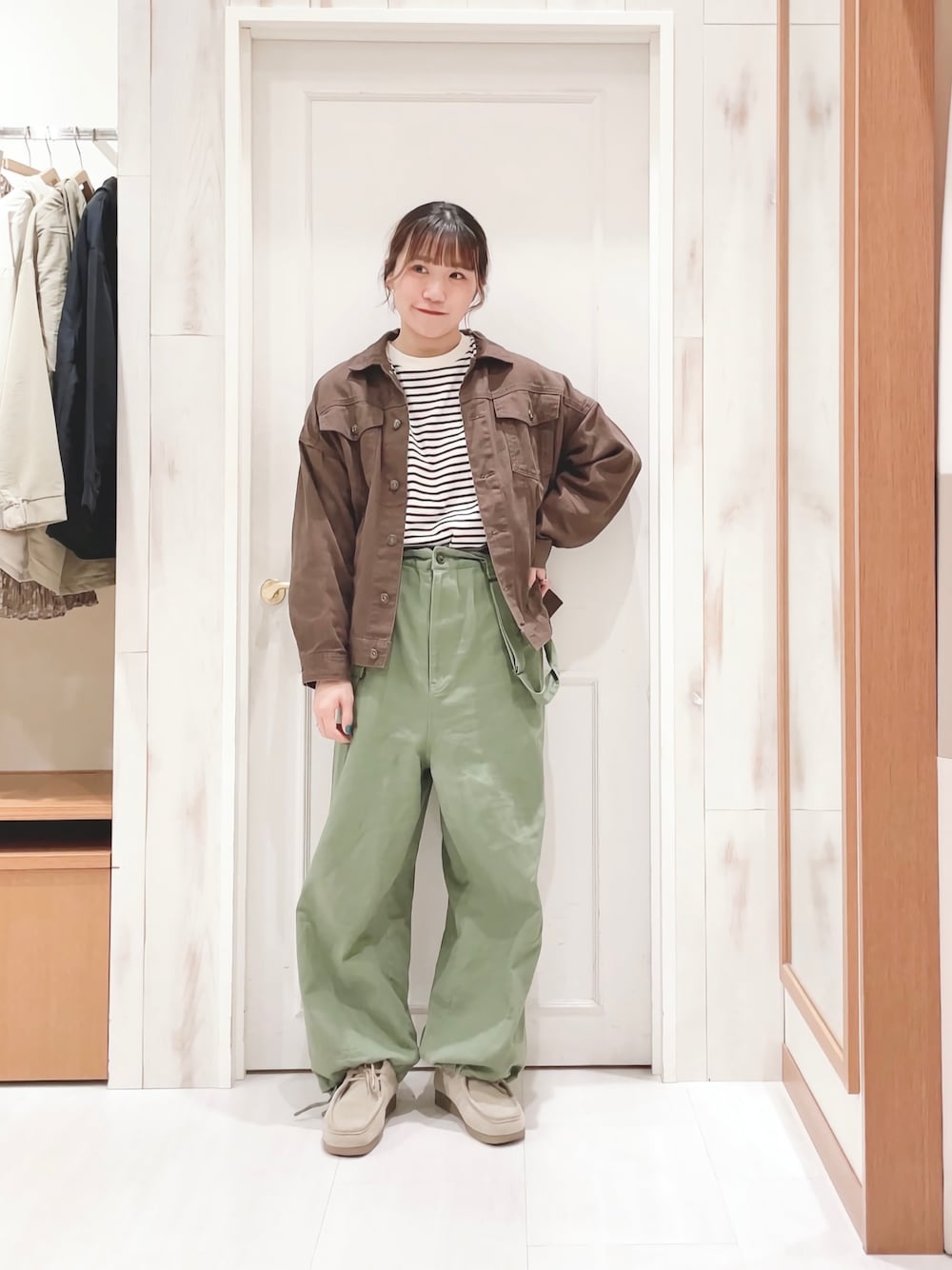 「デニムジャケット、Gジャン、ボーダー、ブラウン、カーキ、ミリタリー、カーゴパンツ、サスペンダーパンツ、モカシン、アースカラー、カジュアル、古着女子、サマンサ モスモス(Samansa Mos2)、SM2、出勤コーデ🍊」｜「Samansa Mos2 blueのゆるバスクシャツ（Tシャツ/カットソー、ホワイト系）」を使った、ハタケヤマさん（レディース・163cm）の冬コーディネートの1枚目の写真