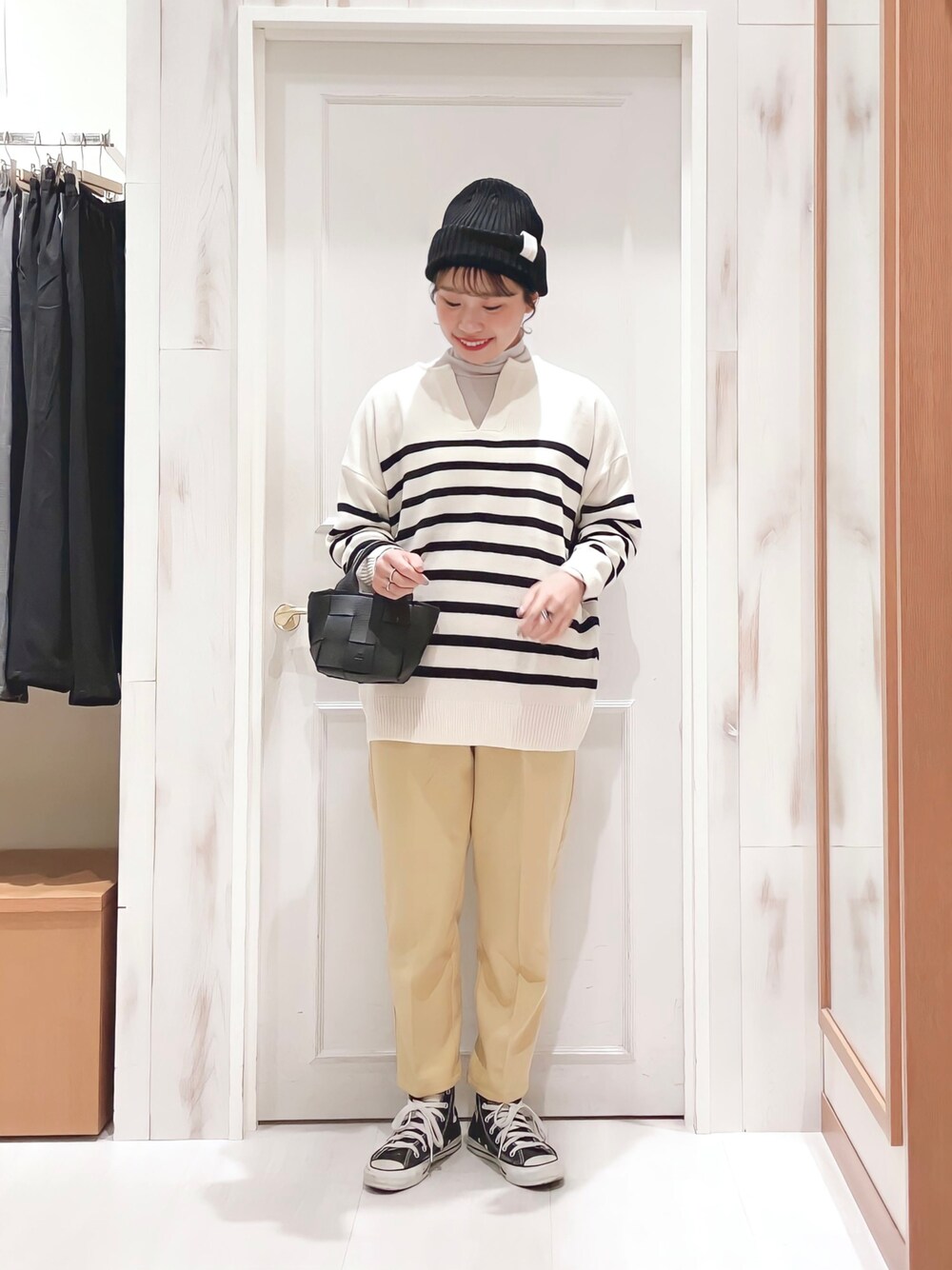 「ボーダー、ニット、ボーダーニット、タートルネック、カラーパンツ、テーパードパンツ、モノトーン、イエロー、ニット帽、ミニバッグ、スニーカー、秋コーデ、いつどこウェア、いつでもどこでもマルチウェア、Samansa Mos2 blue」｜「Samansa Mos2 blueのメロウタートルプルオーバー（Tシャツ/カットソー、ベージュ系）」を使った、ハタケヤマさん（レディース・163cm）の秋コーディネートの1枚目の写真