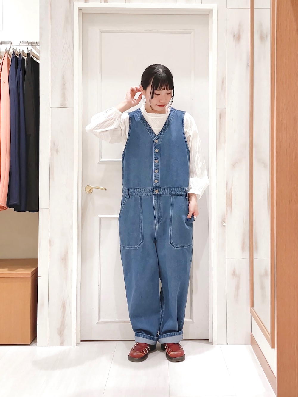 「デニム、サロペット、オーバーサイズ、オールインワン、レースブラウス、ブラウス×デニム、オールデニム、ワントーンコーデ、春コーデ、カジュアル、ナチュラル、ラクチンコーデ、ゆるコーデ、サマンサ モスモス(Samansa Mos2)、SM2」｜「Samansa Mos2のオーバーレースブラウス（シャツ/ブラウス、ホワイト系）」を使った、ハタケヤマさん（レディース・163cm）の冬コーディネートの1枚目の写真