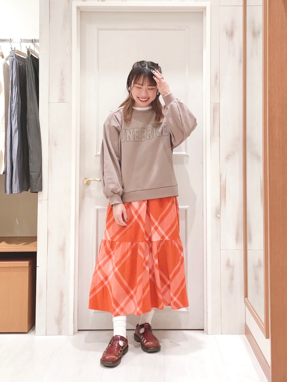「スウェット、ロゴスウェット、トレーナー、ロングスカート、チェック、ティアードスカート、カラースカート、春服、カラーコーデ、カジュアル、ナチュラル、シンプル、ドクターマーチン、サマンサ モスモス(Samansa Mos2)、SM2」｜「Samansa Mos2の裏毛ロゴアソートプリントスウェット（スウェット、ブラウン系）」を使った、ハタケヤマさん（レディース・163cm）の冬コーディネートの1枚目の写真