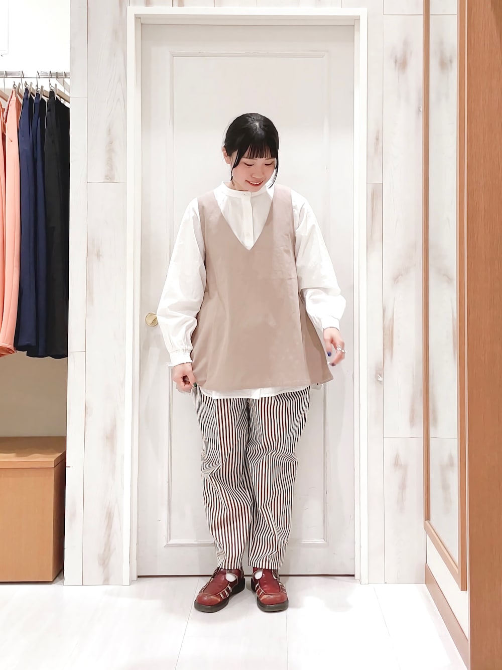 「ベスト、綿麻、Vネック、レイヤードスタイル、バンドカラーシャツ、チュニック、ブラウス、ストライプパンツ、パンツスタイル、テーパードパンツ、ベージュ、ブラウン、ナチュラル、サマンサ モスモス(Samansa Mos2)、SM2」｜「Samansa Mos2のコットンリネンバンドカラーチュニック（チュニック、ホワイト系）」を使った、ハタケヤマさん（レディース・163cm）の冬コーディネートの1枚目の写真