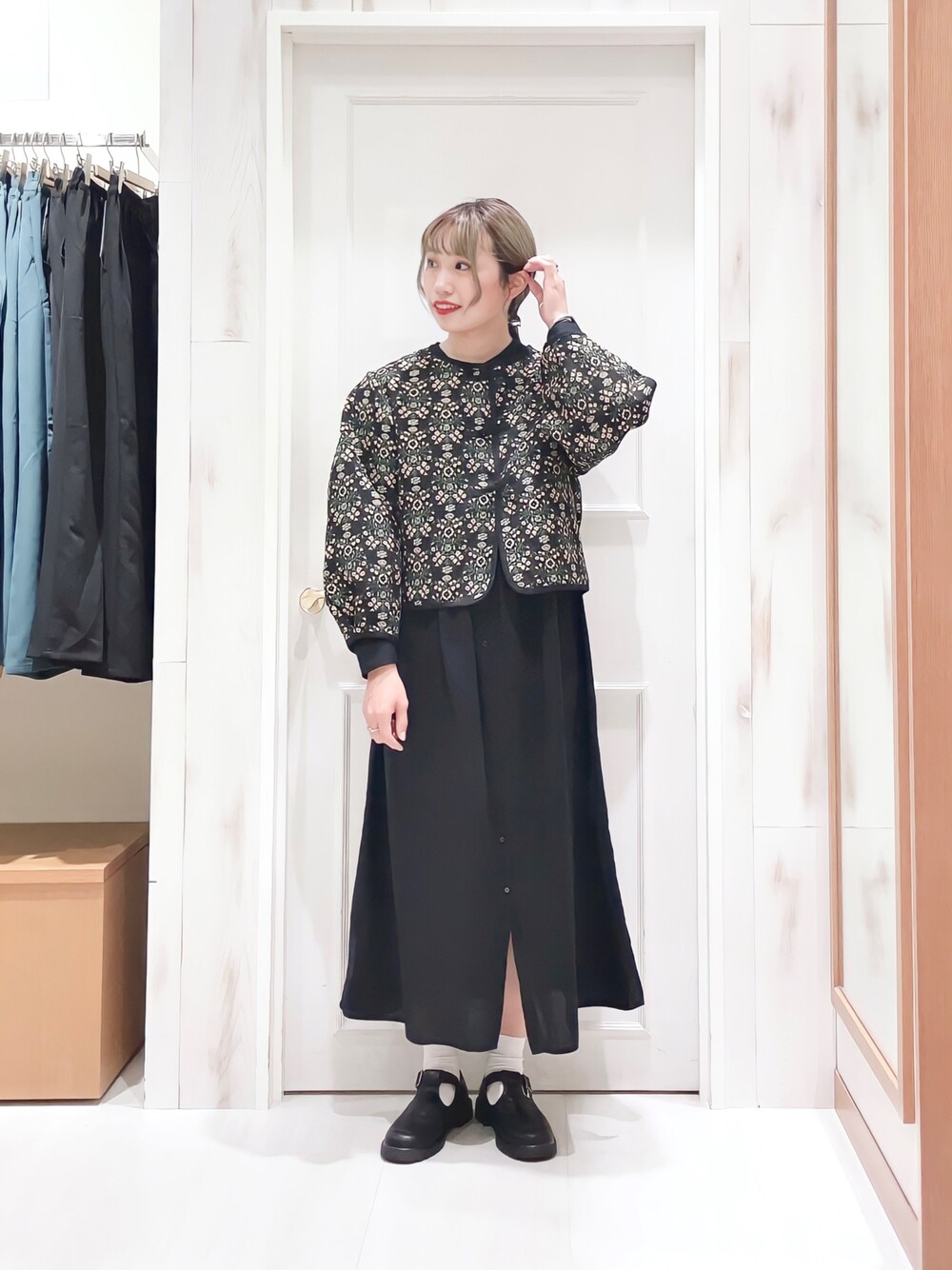 「ゴブラン、ジャケット、柄ジャケット、総柄トップス、ボリューム袖、ショート丈トップス、ブラック、オールブラック、ワンピース、はしごレース、白靴下、ストラップシューズ、ワントーンコーデ、サマンサ モスモス(Samansa Mos2)、SM2」｜「Samansa Mos2のゴブラン織りジャケット（ノーカラージャケット、ブラック系）」を使った、ハタケヤマさん（レディース・163cm）の秋コーディネートの1枚目の写真