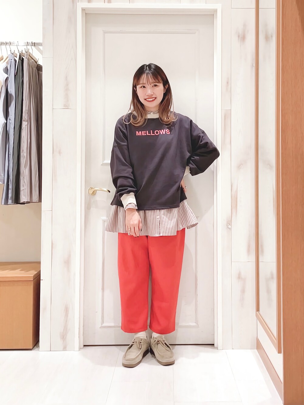 「ロゴスウェット、スウェット、レイヤードスタイル、シャツレイヤード、チュニック、カラーパンツ、カラーコーデ、レッド、ギャザーパンツ、モカシン、カジュアル、ナチュラル、春コーデ、サマンサ モスモス(Samansa Mos2)、SM2」｜「Samansa Mos2の裏毛配色リブスウェット（ニット/セーター、グレー系）」を使った、ハタケヤマさん（レディース・163cm）の冬コーディネートの1枚目の写真