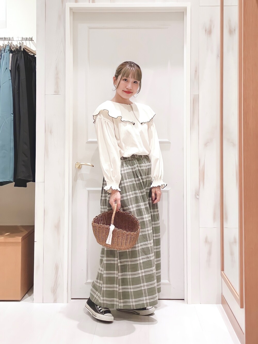 「ビックカラー、襟付きトップス、ボリューム袖、フリル、チェックパンツ、パンツスタイル、ハカマパンツ、スニーカー、コンバース、カジュアルコーデ、ナチュラル、秋服準備はじめました、楽チンコーデ、サマンサ モスモス(Samansa Mos2)、SM2」｜「Samansa Mos2の前後着ビッグカラーカットソー（Tシャツ/カットソー、グレー系）」を使った、ハタケヤマさん（レディース・163cm）の秋コーディネートの1枚目の写真