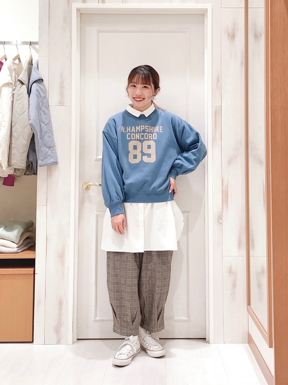 「ロゴスウェット、スウェット、シャツレイヤード、レイヤードスタイル、白シャツ、タックパンツ、チェックパンツ、スニーカー、カジュアル、ナチュラル、カラーコーデ、ブルー、ゆるコーデ、サマンサ モスモス(Samansa Mos2)、SM2」｜「Samansa Mos2のロゴ裏毛トレーナー（Tシャツ/カットソー、ブルー系）」を使った、ハタケヤマさん（レディース・163cm）の冬コーディネートの1枚目の写真