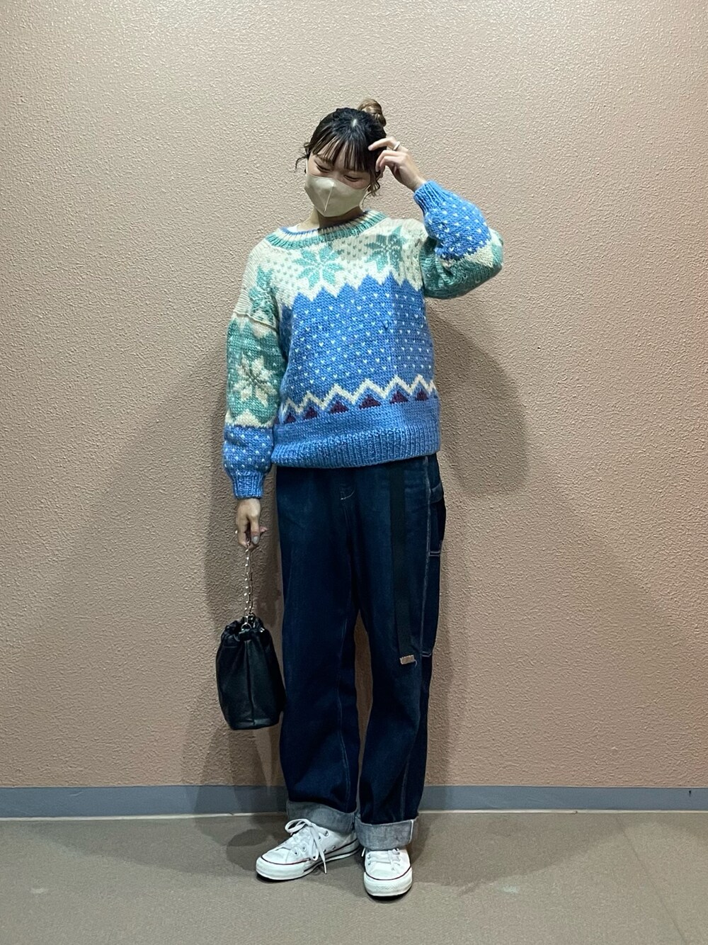 「ジャガード、ニット、セーター、雪柄、青ニット、ざっくりニット、デニム、ペインターパンツ、カジュアル、ゆるコーデ、巾着バッグ、白スニーカー、サマンサ モスモス(Samansa Mos2)、SM2、休日コーデ🍊」｜「Samansa Mos2のデニムペインターパンツ（デニムパンツ、ブルー系）」を使った、ハタケヤマさん（レディース・163cm）の冬コーディネートの1枚目の写真