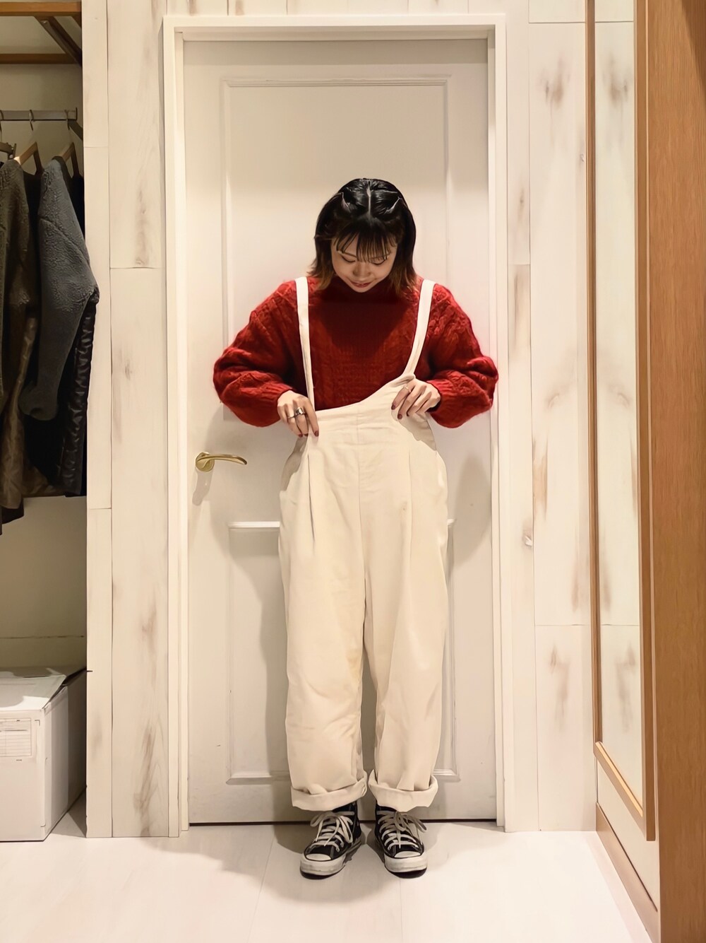 「サロペット、アシンメトリー、赤ニット、レッド、ホワイト、ホワイトパンツ、コーデュロイ、ケーブルニット、アルパカ、Samansa Mos2、SM2、コンバース、ハイカットスニーカー」｜「Samansa Mos2のアルパカ混ケーブル柄ニット（ニット/セーター、レッド系）」を使った、ハタケヤマさん（レディース・163cm）の冬コーディネートの1枚目の写真