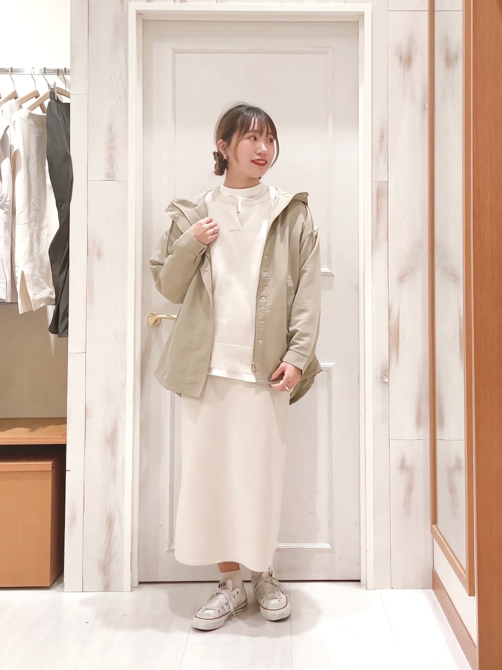 「春コーデ、マウンテンパーカー、キーネック、白ニット、ロンT、ニットスカート、ナロースカート、タイトスカート、淡色コーデ、ホワイトコーデ、スニーカー、プチプラ、オトナカジュアル、Samansa Mos2 blue、SM2」｜「Samansa Mos2 blueのフロッキーロゴロンT（Tシャツ/カットソー、ベージュ系）」を使った、ハタケヤマさん（レディース・163cm）の冬コーディネートの1枚目の写真