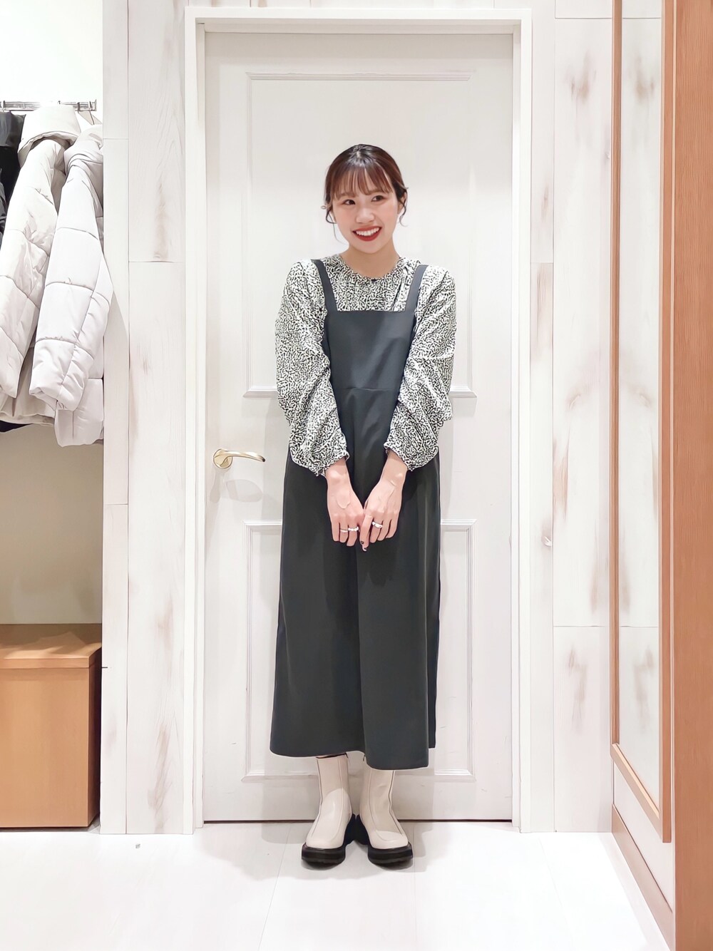 「ブラウス、花柄、キャミワンピース、ジャンパースカート、白ブーツ、厚底シューズ、ブーツ、グリーン、カラーコーデ、オトナカジュアル、シンプルスタイル、お洒落さんとつながりたい、クリスマスに着たい服、Samansa Mos2 blue、SM2」｜「Samansa Mos2 blueの前後2way花柄ブラウス（シャツ/ブラウス、グリーン系）」を使った、ハタケヤマさん（レディース・163cm）の冬コーディネートの1枚目の写真