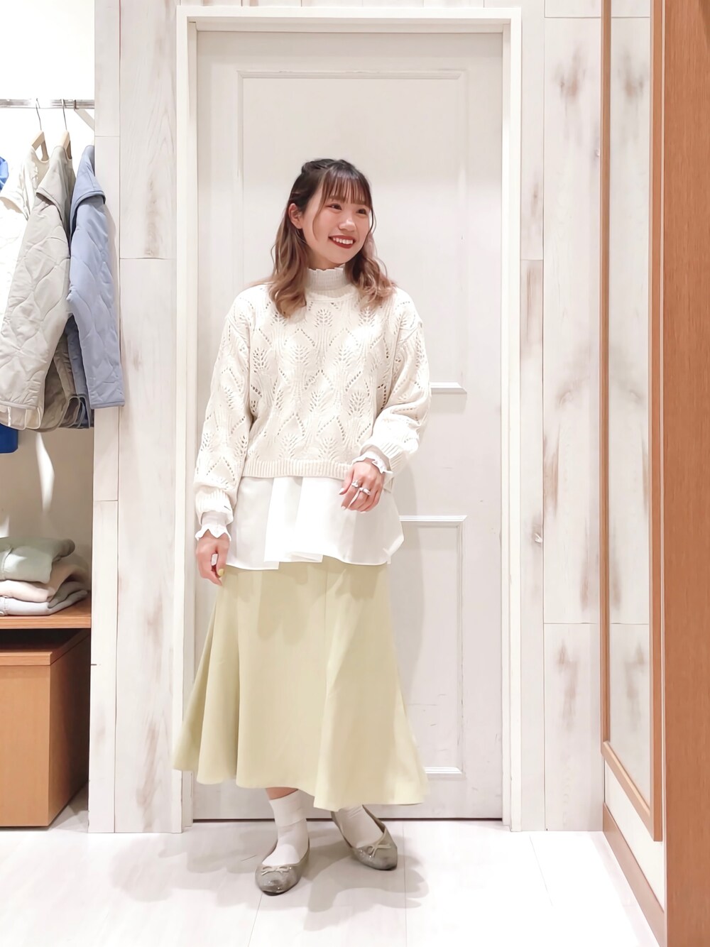 「透かし編みニット、白ニット、シャーリング、ブラウス、レイヤードスタイル、マーメイドスカート、カラースカート、ロングスカート、バレエシューズ、ほめられ本命コーデ、春コーデ、プチプラ、オトナカジュアル、Samansa Mos2 blue、SM2」｜「Samansa Mos2 blueのシャーリングブラウス（シャツ/ブラウス、ホワイト系）」を使った、ハタケヤマさん（レディース・163cm）の冬コーディネートの1枚目の写真