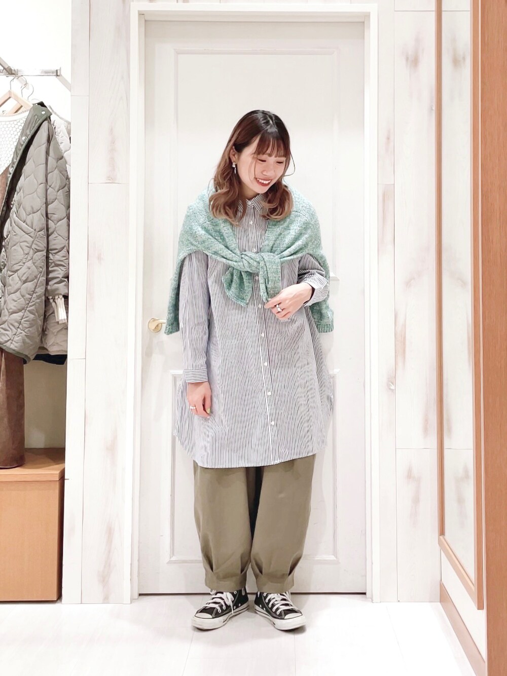「ストライプ、チュニック、シャツスタイル、タックパンツ、カーゴパンツ、カーキ、ブルー、肩掛けカーデ、カーディガン、スニーカー、カジュアル、ナチュラル、カラーコーデ、サマンサ モスモス(Samansa Mos2)、SM2」｜「Samansa Mos2の柄アソートシャツチュニック（チュニック、ブルー系）」を使った、ハタケヤマさん（レディース・163cm）の冬コーディネートの1枚目の写真
