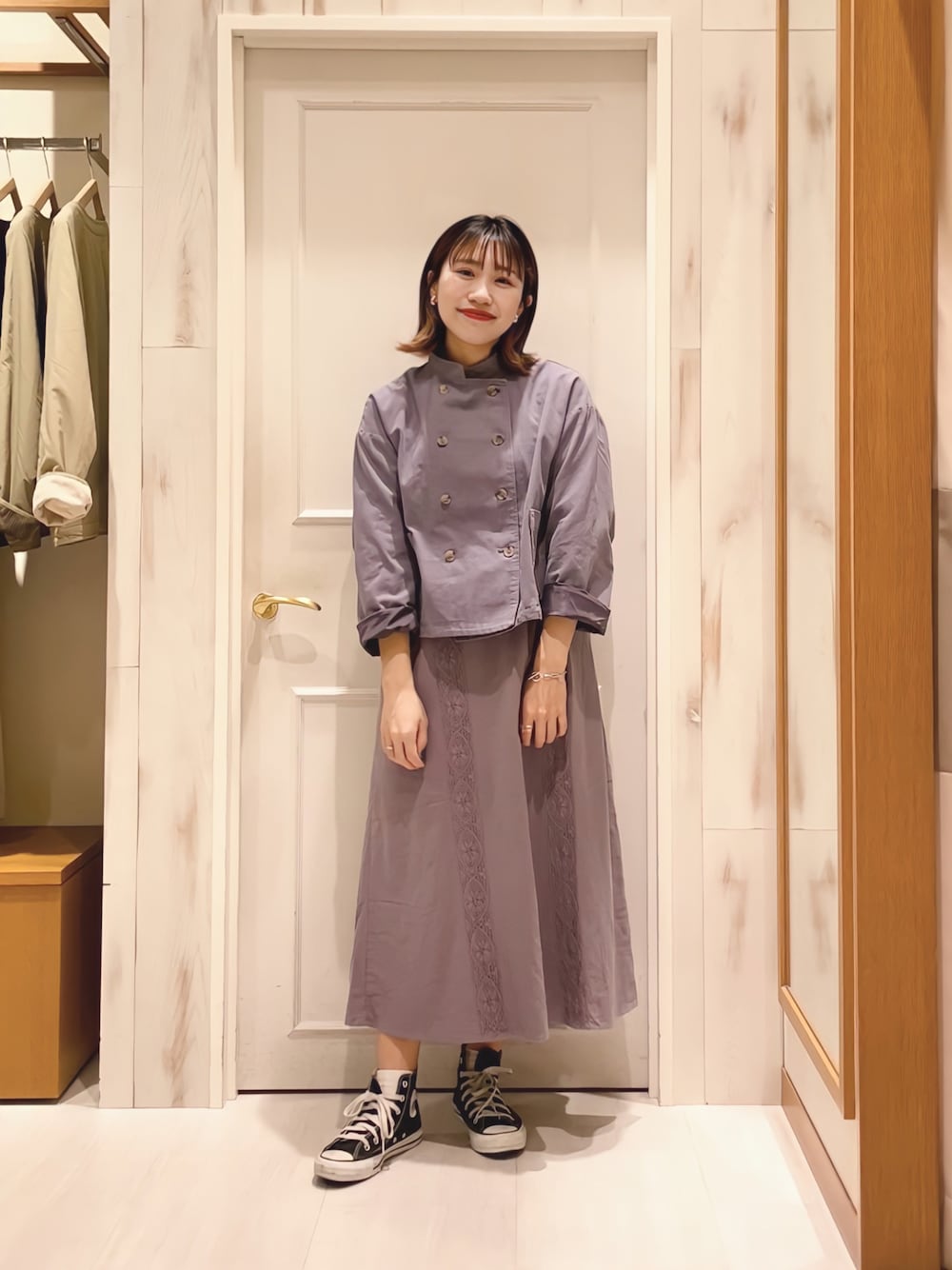「セットアップ、セットアップ風、パープル、ラベンダー、くすみカラー、スタンドネック、Pコート、ロングスカート、レース、レーススカート、スニーカー、コンバース、ハイカットスニーカー、Samansa Mos2、SM2」｜「Samansa Mos2のレースギャザースカート（スカート、パープル系）」を使った、ハタケヤマさん（レディース・163cm）の冬コーディネートの1枚目の写真