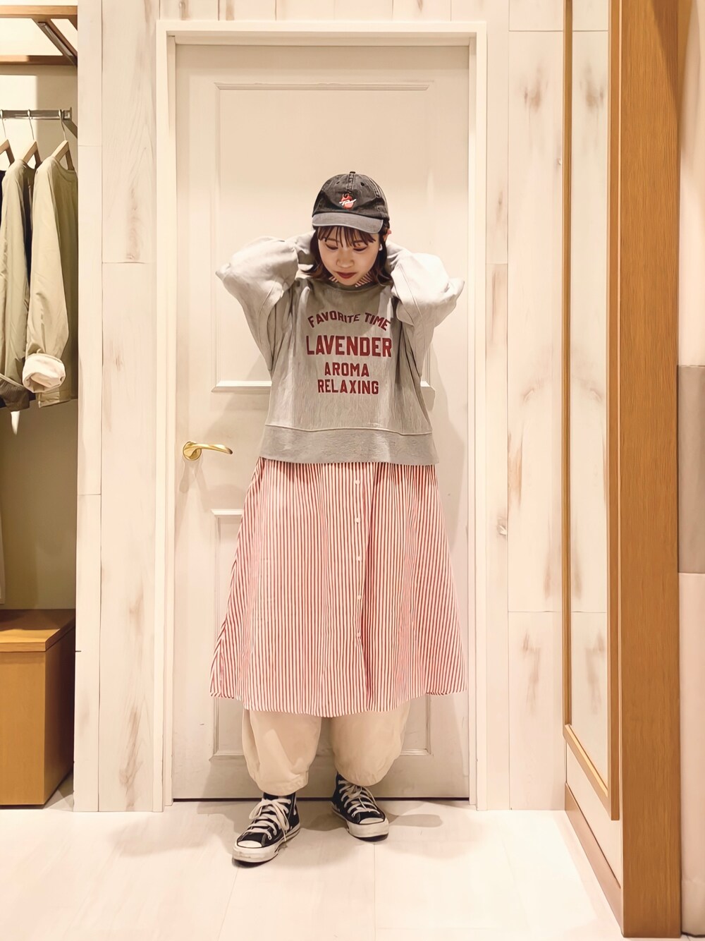 グレー系のTシャツ/カットソー、ホワイト系のデニムパンツ、レッド系のシャツワンピースを着用したレディースの冬コーディネートの1枚目の写真