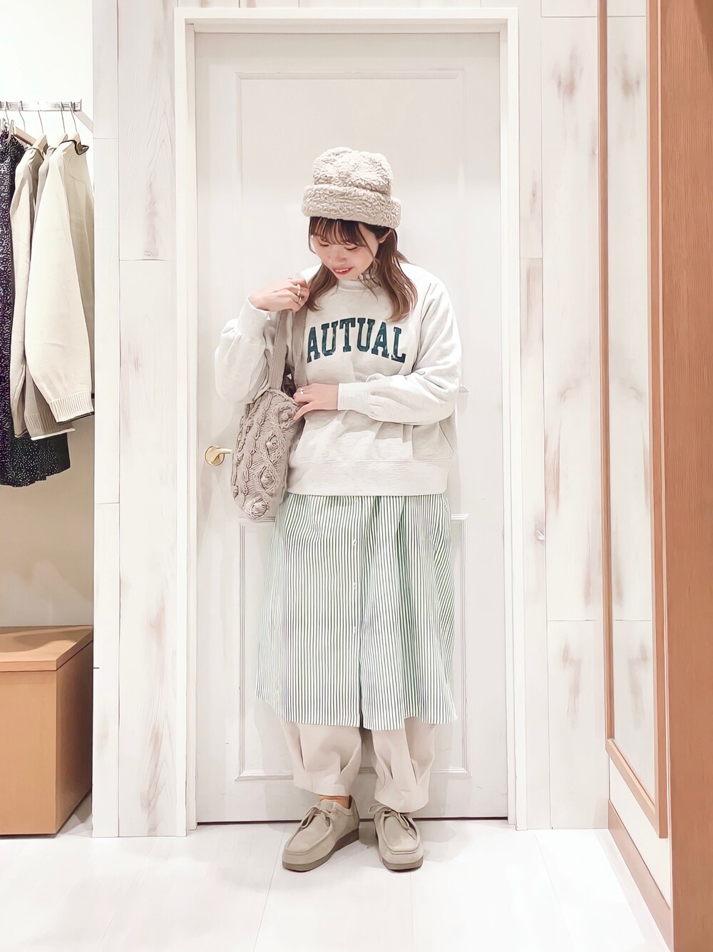 「ロゴスウェット、スウェット、レイヤードスタイル、シャツワンピ、バンドカラーシャツ、ストライプシャツ、タックパンツ、ホワイトパンツ、ホワイトコーデ、もこもこ帽子、モカシン、トートバッグ、ナチュラル、サマンサ モスモス(Samansa Mos2)、SM2」｜「Samansa Mos2のロゴアソート裏起毛スウェット（Tシャツ/カットソー、グレー系）」を使った、ハタケヤマさん（レディース・163cm）の冬コーディネートの1枚目の写真