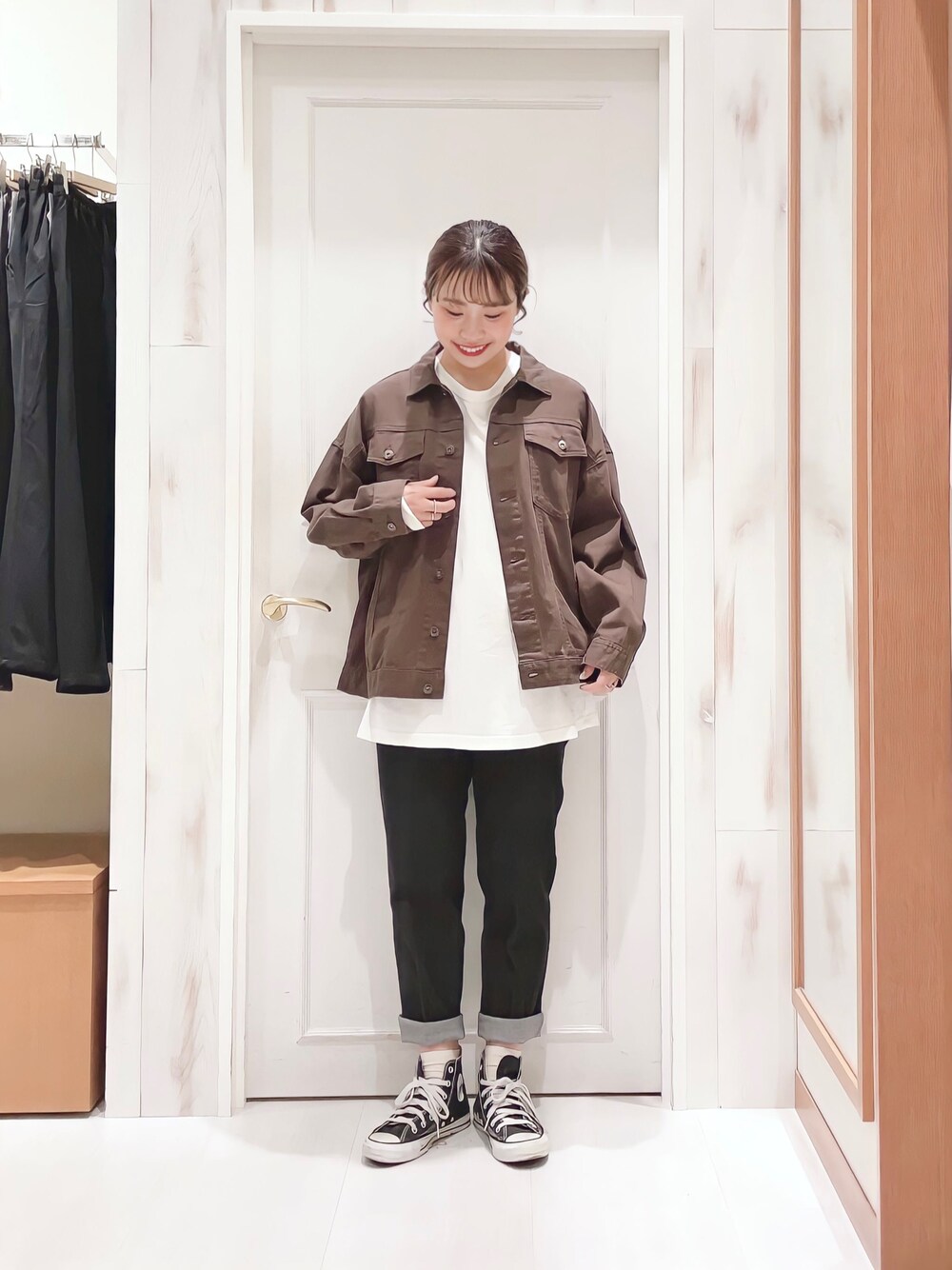 「Gジャン、ブラウン、白Tシャツ、デニム、テーパードパンツ、ハイカットスニーカー、シンプルコーデ、オトナカジュアル、オトナ女子、秋コーデ、ラクチンコーデ、プチプラ、カジュアル、Samansa Mos2 blue、SM2」｜「Samansa Mos2 blueの【ECO DENIM】ビッグシルエットジャケット（ノーカラージャケット、ブラウン系）」を使った、ハタケヤマさん（レディース・163cm）の秋コーディネートの1枚目の写真