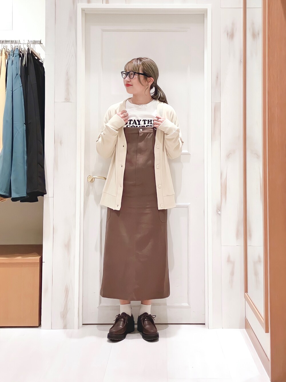 「秋先取りコーデ、秋服準備はじめました、カーディガン、ジャンパースカート、ジャンスカ、ベージュ、ブラウン、淡色コーデ、メガネ女子、カジュアル、お出かけコーデ、オトナカジュアル、お洒落さんとつながりたい、Samansa Mos2 blue、SM2」｜「Samansa Mos2 blueのロゴプリントロンT（Tシャツ/カットソー、ホワイト系）」を使った、ハタケヤマさん（レディース・163cm）の秋コーディネートの1枚目の写真