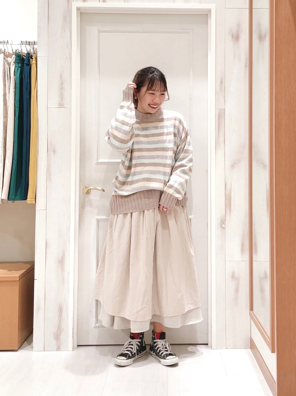 「ハイネック、セーター、ニット、ボーダー、カラーボーダー、シャツワンピ、レイヤードスタイル、ロングスカート、スニーカー、カジュアル、ガーリー、ナチュラル、ベージュ、サマンサ モスモス(Samansa Mos2)、SM2」｜「Samansa Mos2の後ろスリットハイネックニット（ニット/セーター、ブラウン系）」を使った、ハタケヤマさん（レディース・163cm）の冬コーディネートの1枚目の写真