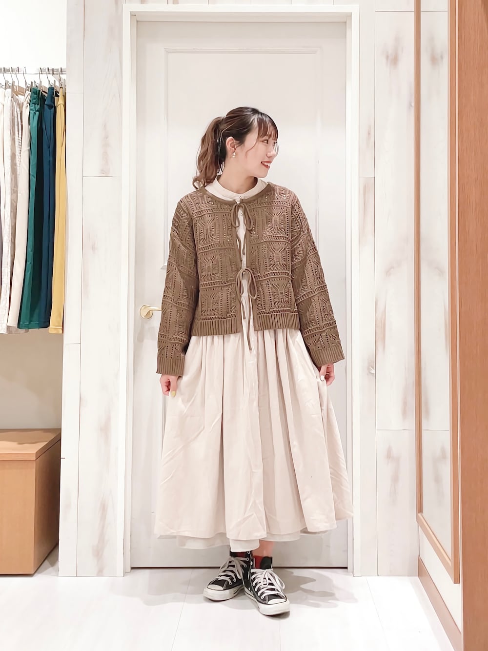 「カーディガン、透かし編みニット、前後2way、ワンピース、シャツワンピ、レイヤードスタイル、タックスカート、ロングスカート、ブラウン、ベージュ、淡色コーデ、カジュアル、ナチュラル、サマンサ モスモス(Samansa Mos2)、SM2」｜「Samansa Mos2のギャザーシャツワンピース（ワンピース、ベージュ系）」を使った、ハタケヤマさん（レディース・163cm）の冬コーディネートの1枚目の写真