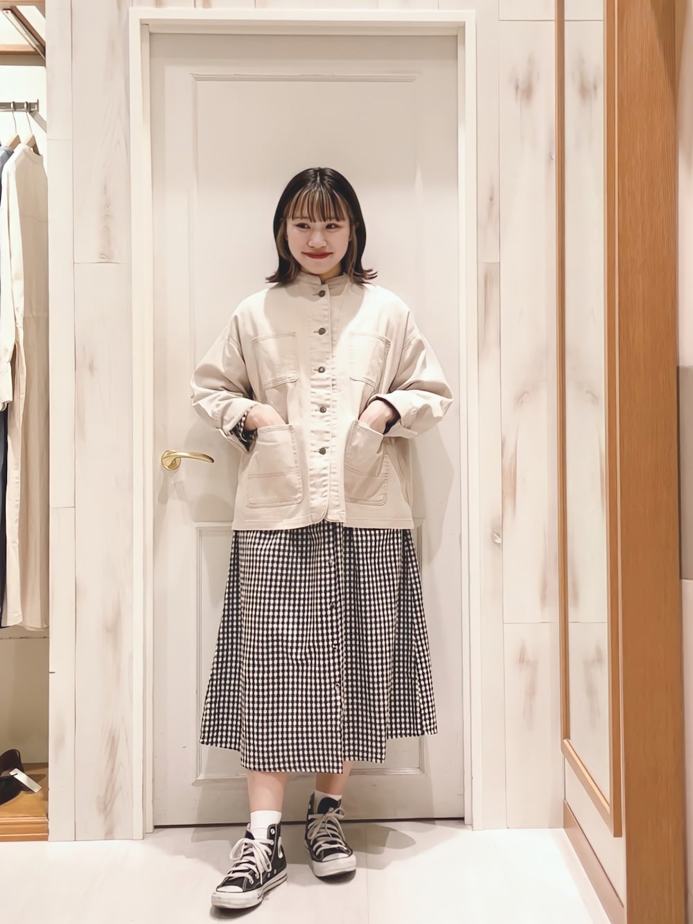 「春コーデ、カバーオール、デニム、デニムジャケット、ワンピース、ワンピース×デニム、ギンガムチェック、チェック、チェックワンピース、スニーカー、コンバース、ハイカットスニーカー、おしゃれさんと繋がりたい、サマンサ モスモス(Samansa Mos2)、SM2」｜「Samansa Mos2のオーガニックコットン混デニムカバーオール（カバーオール、ベージュ系）」を使った、ハタケヤマさん（レディース・163cm）の冬コーディネートの1枚目の写真