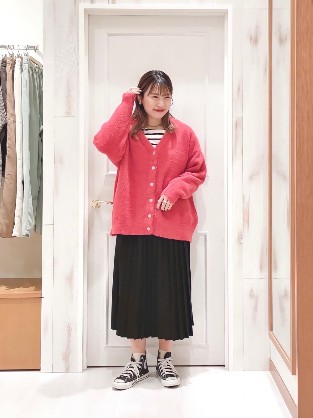 「カーディガン、カラーカーディガン、シャギーニット、Vネック、カラーコーデ、ピンク、プリーツスカート、ロングスカート、ボーダー、スニーカー、カジュアル、ナチュラル、冬コーデ、サマンサ モスモス(Samansa Mos2)、SM2」｜「Samansa Mos2のバスクボーダーTシャツ（Tシャツ/カットソー、ホワイト系）」を使った、ハタケヤマさん（レディース・163cm）の冬コーディネートの1枚目の写真