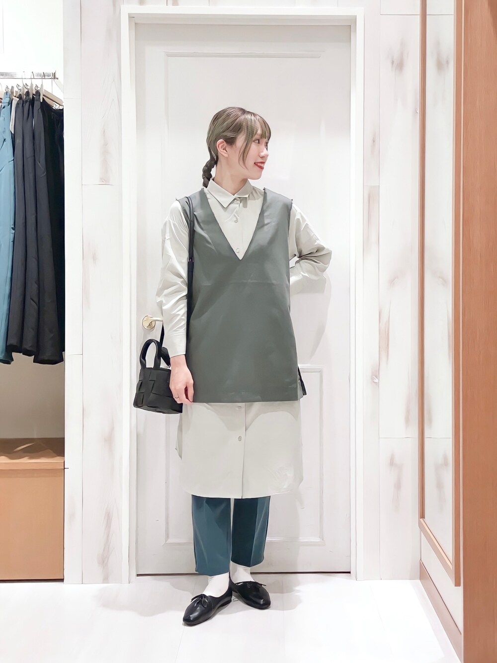「グリーン、ベスト、シャツワンピ、カラーパンツ、テーパードパンツ、レイヤードスタイル、ミニバッグ、ショルダーバッグ、フラットシューズ、秋先取りコーデ、オトナカジュアル、Samansa Mos2 blue、SM2、いつどこウェア、いつでもどこでもマルチウェア」｜「Samansa Mos2 blueのマルチスタイルシャツワンピース（ワンピース、グリーン系）」を使った、ハタケヤマさん（レディース・163cm）の夏コーディネートの1枚目の写真