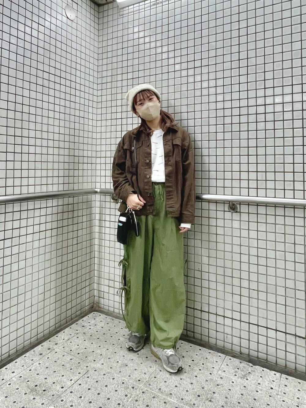 「カジュアル、ストリートMIX、古着MIX、デニムジャケット、Gジャン、ロンT、カーゴパンツ、ニット帽、ビーニー、ニットワッチ、スニーカー、ニューバランス、niko and ...、ciaopanic、休日コーデ🍊」｜「Samansa Mos2 blueの【ECO DENIM】ビッグシルエットジャケット（ノーカラージャケット、ブラウン系）」を使った、ハタケヤマさん（レディース・163cm）の秋コーディネートの1枚目の写真