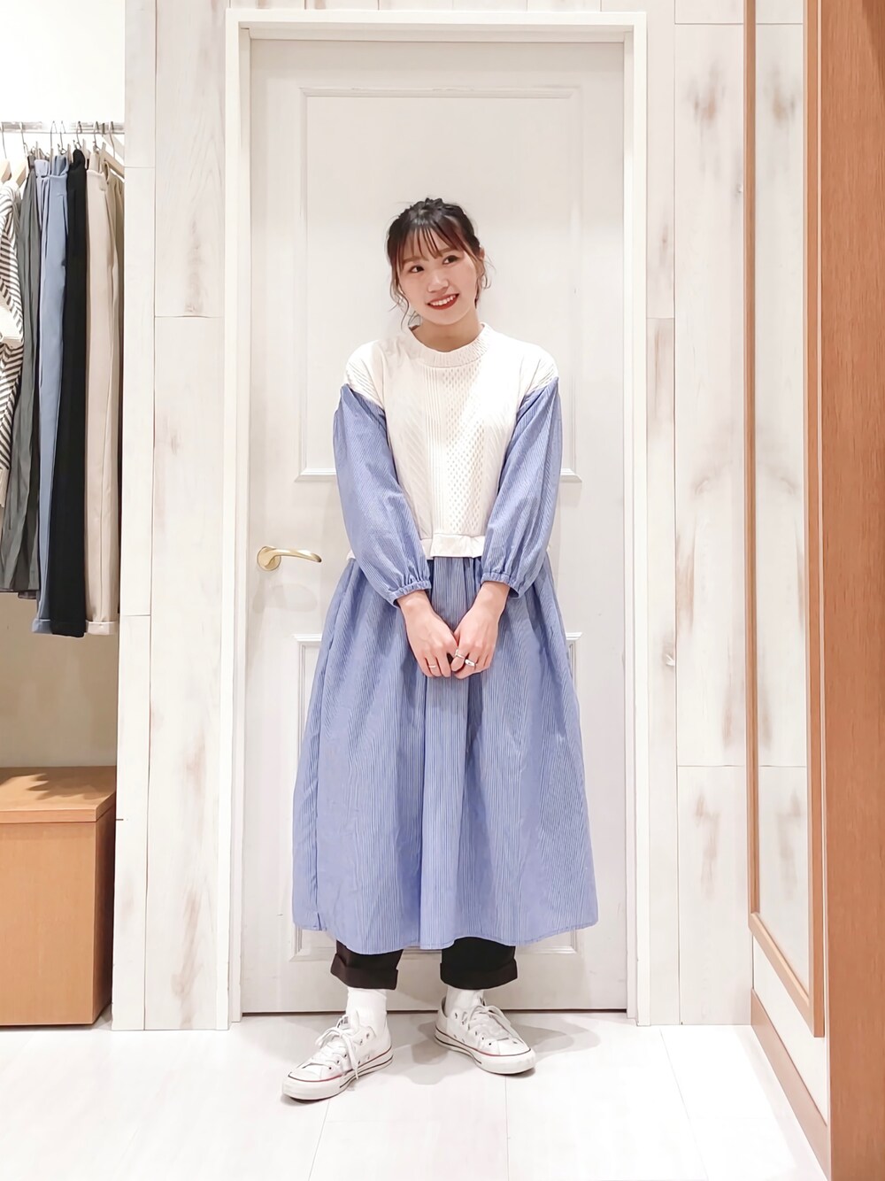 「ドッキングワンピ、ワンピース、シャツワンピ、ケーブル編み、レイヤードスタイル、ベスト、パンツスタイル、タックパンツ、スニーカー、春コーデ、カジュアル、ナチュラル、ラクチンコーデ、サマンサ モスモス(Samansa Mos2)、SM2」｜「Samansa Mos2のケーブル柄ジャカードドッキングワンピース（ワンピース、ホワイト系）」を使った、ハタケヤマさん（レディース・163cm）の冬コーディネートの1枚目の写真