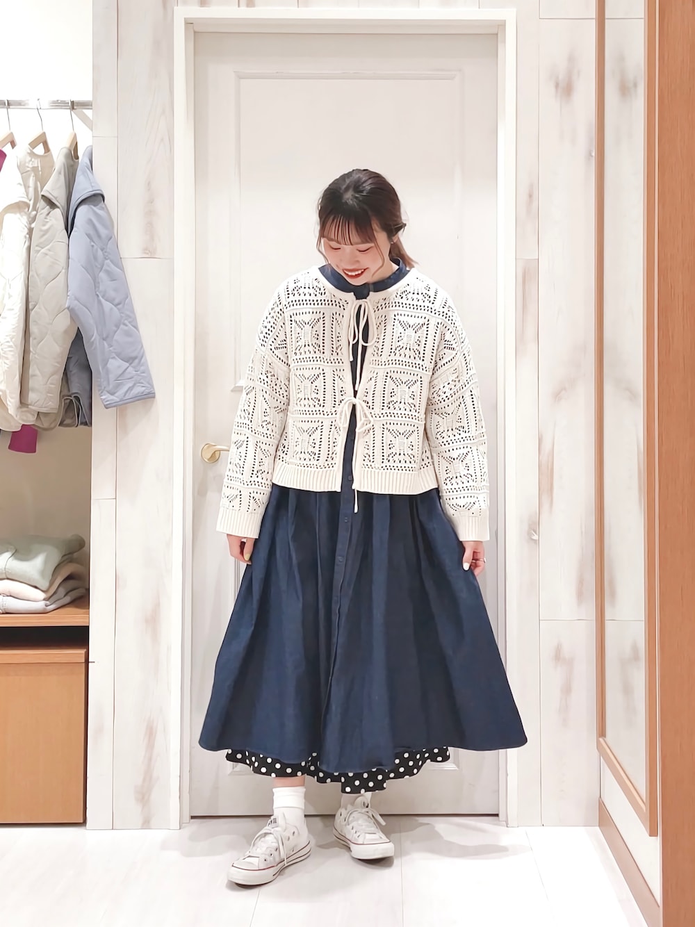 「デニムワンピース、ワンピース、シャツワンピ、ギャザーワンピース、レイヤードスタイル、透かし編みニット、かぎ針編みニット、前後2way、ドット、ロングスカート、カジュアル、ナチュラル、春コーデ、サマンサ モスモス(Samansa Mos2)、SM2」｜「Samansa Mos2の前後着透かしニット（ニット/セーター、ホワイト系）」を使った、ハタケヤマさん（レディース・163cm）の冬コーディネートの1枚目の写真