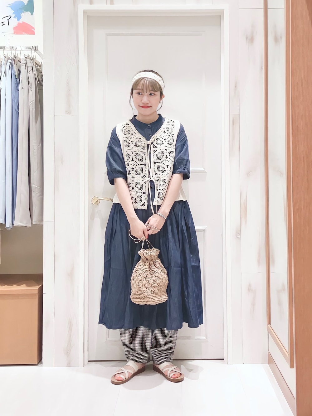「ワンピース、バンドカラー、デニムワンピース、デニム、ベスト、レース、レイヤードスタイル、チェックパンツ、ギンガムチェック、サンダル、ヘアバンド、巾着バッグ、カジュアルガーリー、サマンサ モスモス(Samansa Mos2)、SM2」｜「Samansa Mos2のモチーフレースベスト（ベスト、ホワイト系）」を使った、ハタケヤマさん（レディース・163cm）の夏コーディネートの1枚目の写真