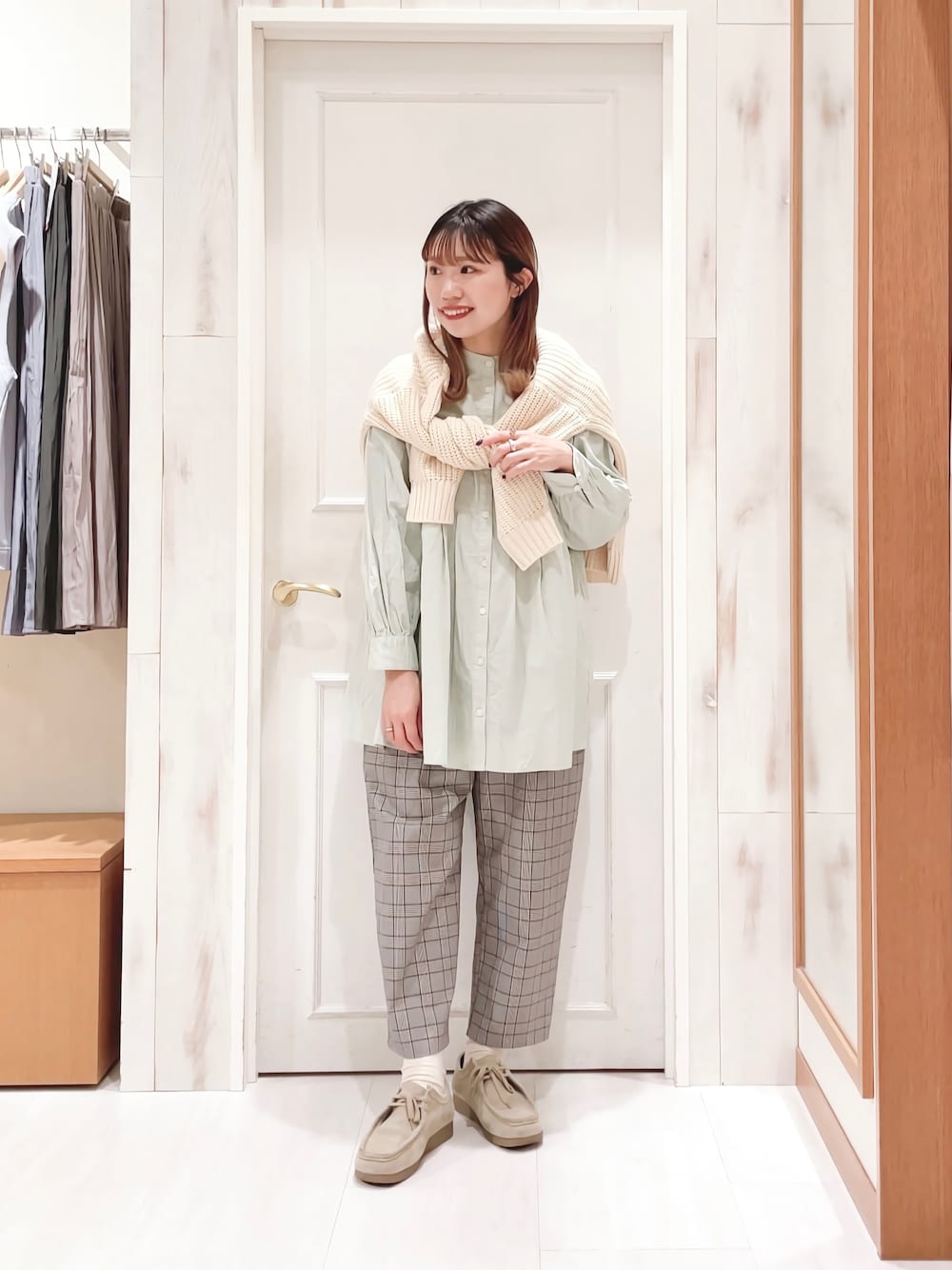 「チュニック、バンドカラーシャツ、シャツスタイル、肩掛けカーデ、カーディガン、チェックパンツ、パンツスタイル、ギャザーパンツ、モカシン、春コーデ、ミントグリーン、オトナカジュアル、シンプルコーデ、サマンサ モスモス(Samansa Mos2)、SM2」｜「Samansa Mos2の柄アソートタック切替チュニック（シャツ/ブラウス、グリーン系）」を使った、ハタケヤマさん（レディース・163cm）の冬コーディネートの1枚目の写真