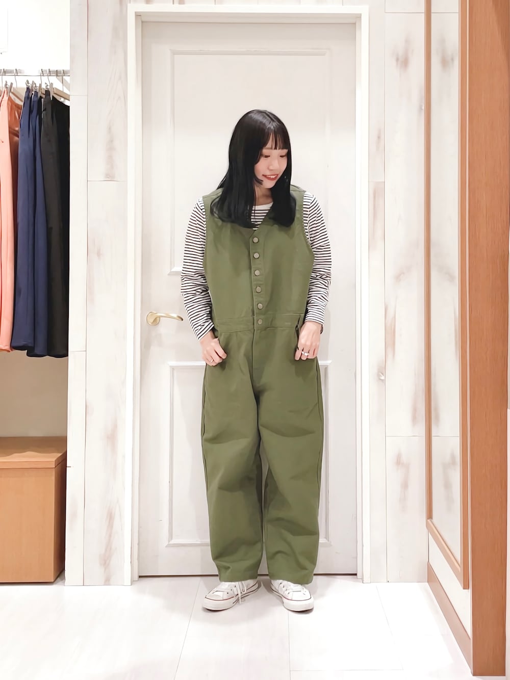 「ボーダー、ロンT、サロペット、デニム、カーキ、ミリタリー、オールインワン、オーバーオール、つなぎ、ゆるコーデ、カーゴパンツ、カジュアル、春コーデ、サマンサ モスモス(Samansa Mos2)、SM2」｜「Samansa Mos2のスラブ天竺柄アソート長袖カットソー（Tシャツ/カットソー、グレー系）」を使った、ハタケヤマさん（レディース・163cm）の冬コーディネートの1枚目の写真