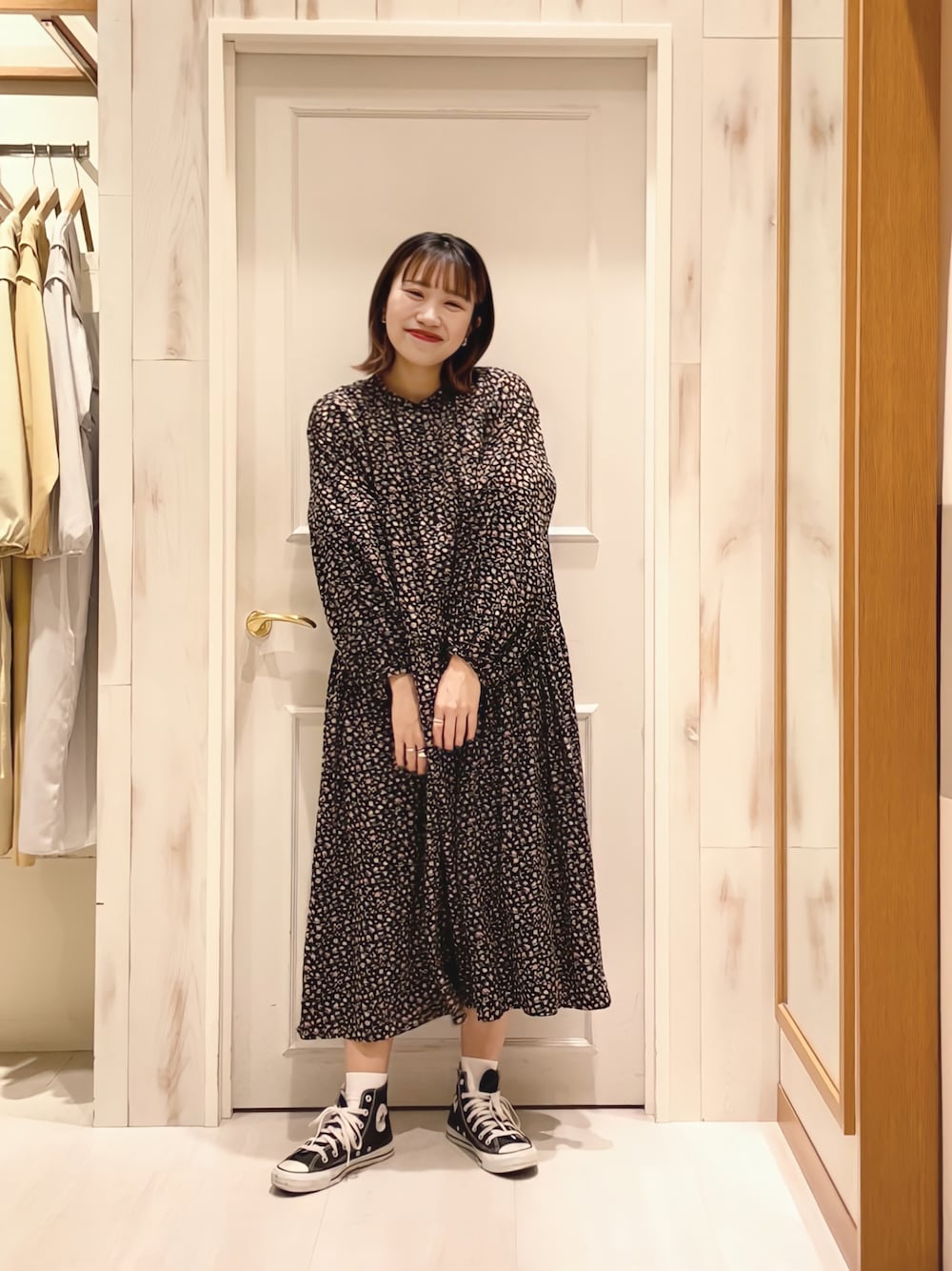 「ワンピース、花柄、花柄ワンピース、前開きワンピース、ワンピース×スニーカー、春コーデ、カジュアル、ゆるコーデ、コンバース、コンバースハイカット、スニーカー、スニーカーコーデ、ハイカットスニーカー、Samansa Mos2、SM2」｜「Samansa Mos2の花柄ワンピース（ワンピース、ブラック系）」を使った、ハタケヤマさん（レディース・163cm）の冬コーディネートの1枚目の写真