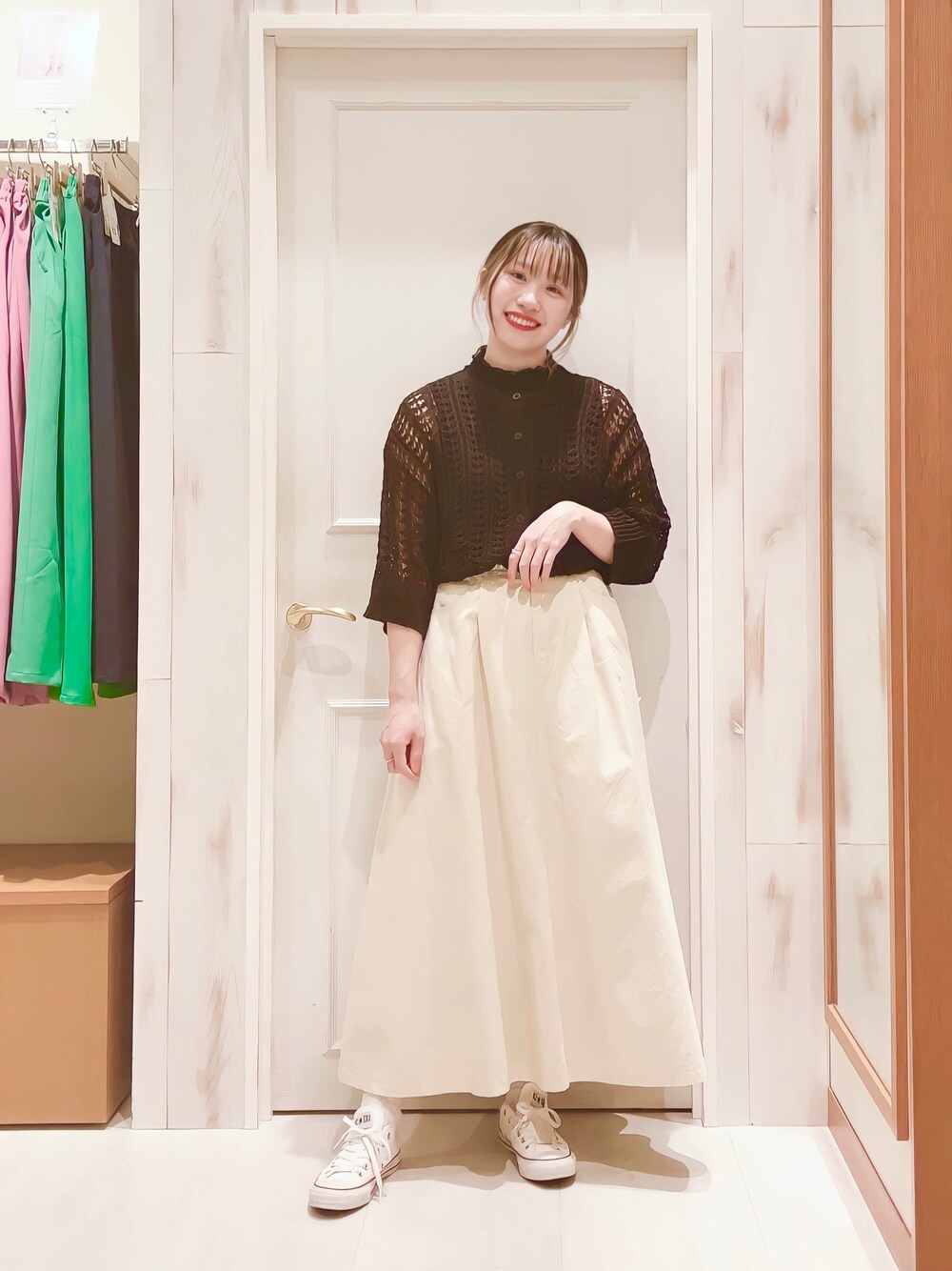 「あみあみ、透かし編みニット、カーディガン、メッシュ、ロングスカート、トラペーズスカート、デニムスカート、スニーカー、コンバース、モノトーン、白黒、カジュアル、シンプル、サマンサ モスモス(Samansa Mos2)、SM2」｜「Samansa Mos2のテープヤーンクルーネックカーディガン（カーディガン/ボレロ、グレー系）」を使った、ハタケヤマさん（レディース・163cm）の春コーディネートの1枚目の写真