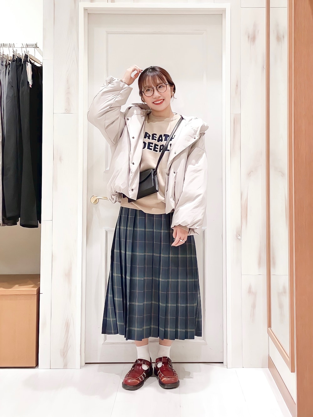 「ロゴニット、ニット、セーター、ロゴスウェット、チェックスカート、プリーツスカート、ロングスカート、ダウンジャケット、フェザー、めがね、ドクターマーチン、スクールガール、ナチュラル、サマンサ モスモス(Samansa Mos2)、SM2」｜「Samansa Mos2のロゴジャカードクルーネックニット（ニット/セーター、ベージュ系）」を使った、ハタケヤマさん（レディース・163cm）の冬コーディネートの1枚目の写真