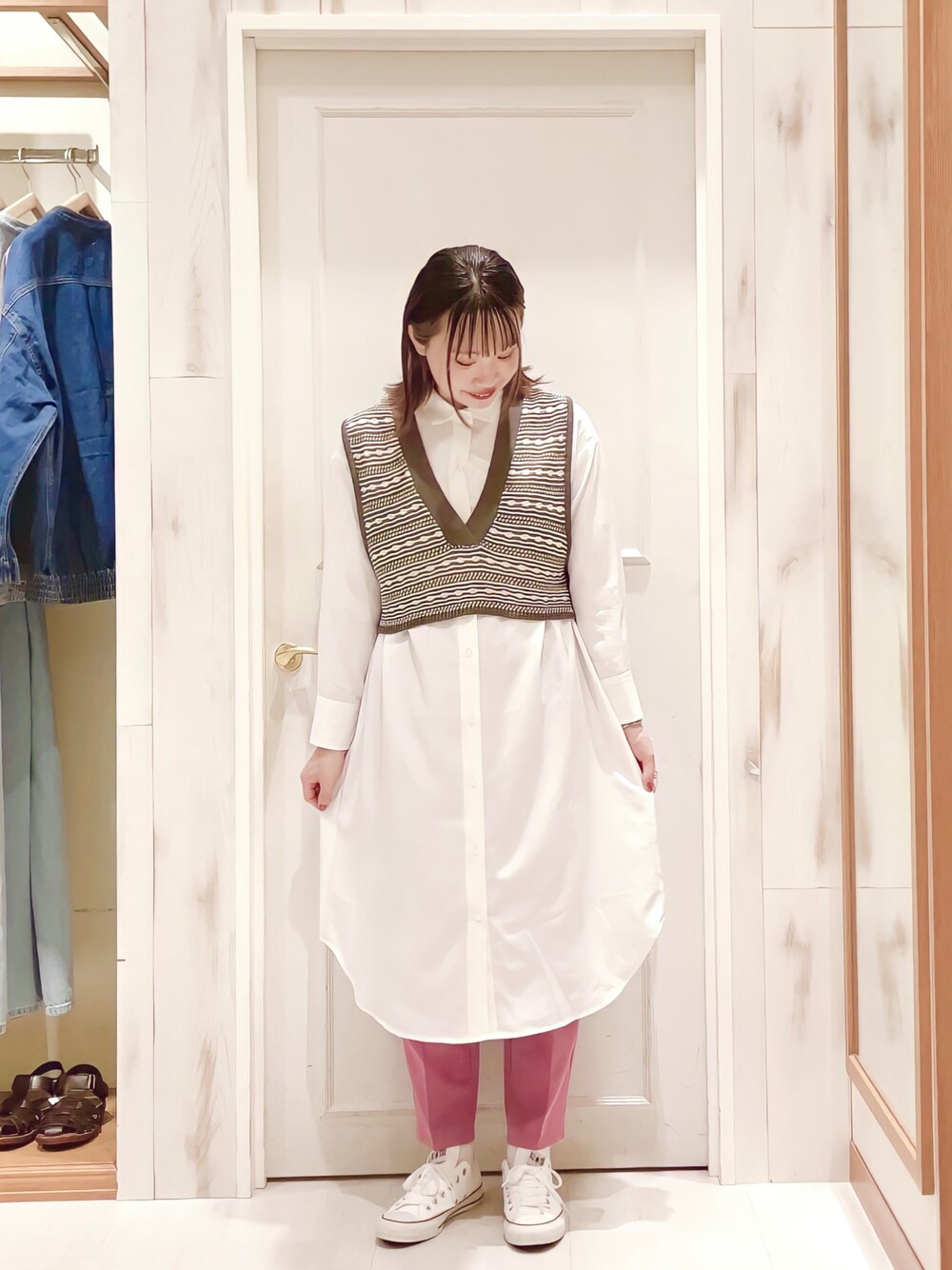 「ベスト、シャツワンピース、カラーパンツ、センタープレス、カラーコーデ、白スニーカー、コンバース、はじめましてコーデ、春夏コーデ、レイヤードスタイル、プチプラ、いつどこウェア、いつでもどこでもマルチウェア、Samansa Mos2 blue、出勤コーデ🍊」｜「Samansa Mos2 blueの柄ニットベスト（ベスト、グレー系）」を使った、ハタケヤマさん（レディース・163cm）の春コーディネートの1枚目の写真