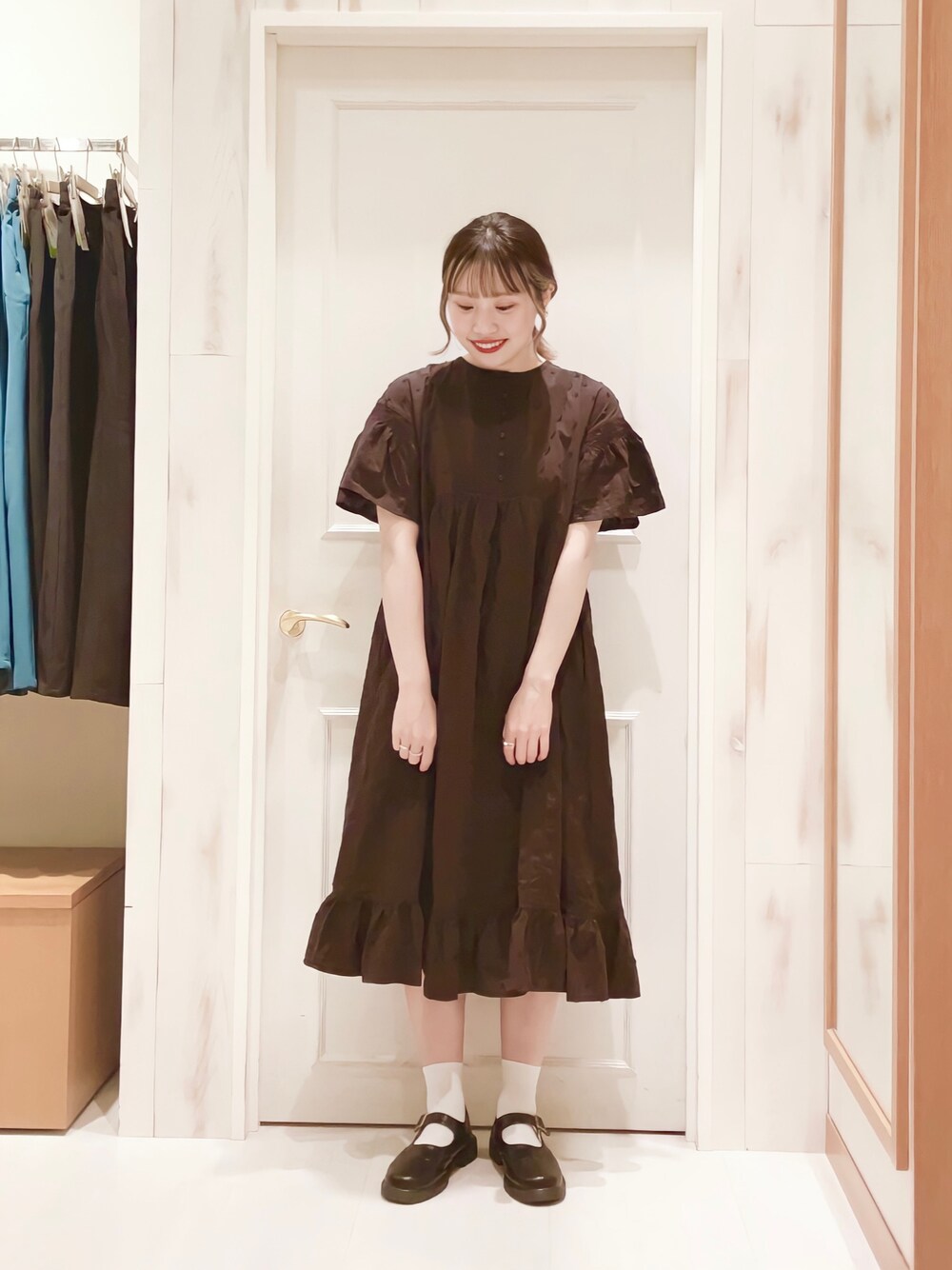 「ワンピース、黒、ブラック、フリル、ワントーンコーデ、モノトーン、ストラップシューズ、ローファー×靴下、夏コーデ、オトナカジュアル、ガーリー、おしゃれさんと繋がりたい、カジュアルガーリー、サマンサ モスモス(Samansa Mos2)、SM2」｜「Samansa Mos2のドビー切替レースワンピース（ワンピース、ブラック系）」を使った、ハタケヤマさん（レディース・163cm）の春コーディネートの1枚目の写真