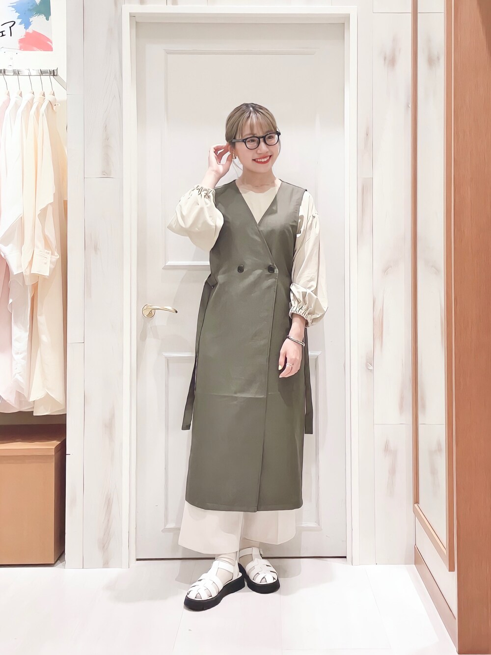 「ブラウス、ボリューム袖、ワンピース、ロングワンピース、ジレ、ジャンパースカート、センタープレス、ストレートパンツ、レイヤードスタイル、グルカサンダル、めがね、大人カジュアル、プチプラコーデ、Samansa Mos2 blue、SM2」｜「Samansa Mos2 blueのさらさら袖ギャザーブラウス（シャツ/ブラウス、ベージュ系）」を使った、ハタケヤマさん（レディース・163cm）の夏コーディネートの1枚目の写真