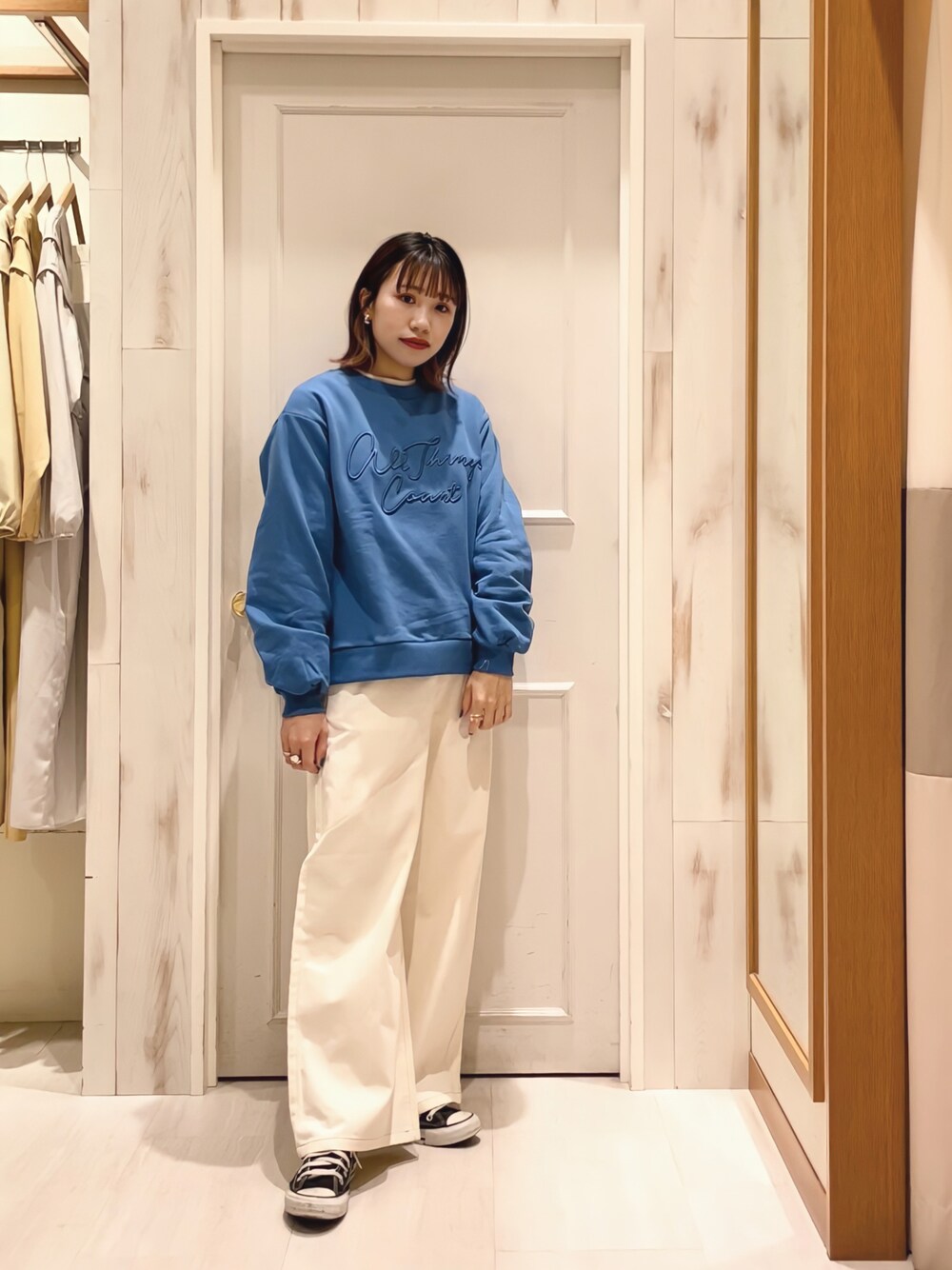 ブルー系のスウェット、ホワイト系のその他パンツを着用したレディースの冬コーディネートの1枚目の写真