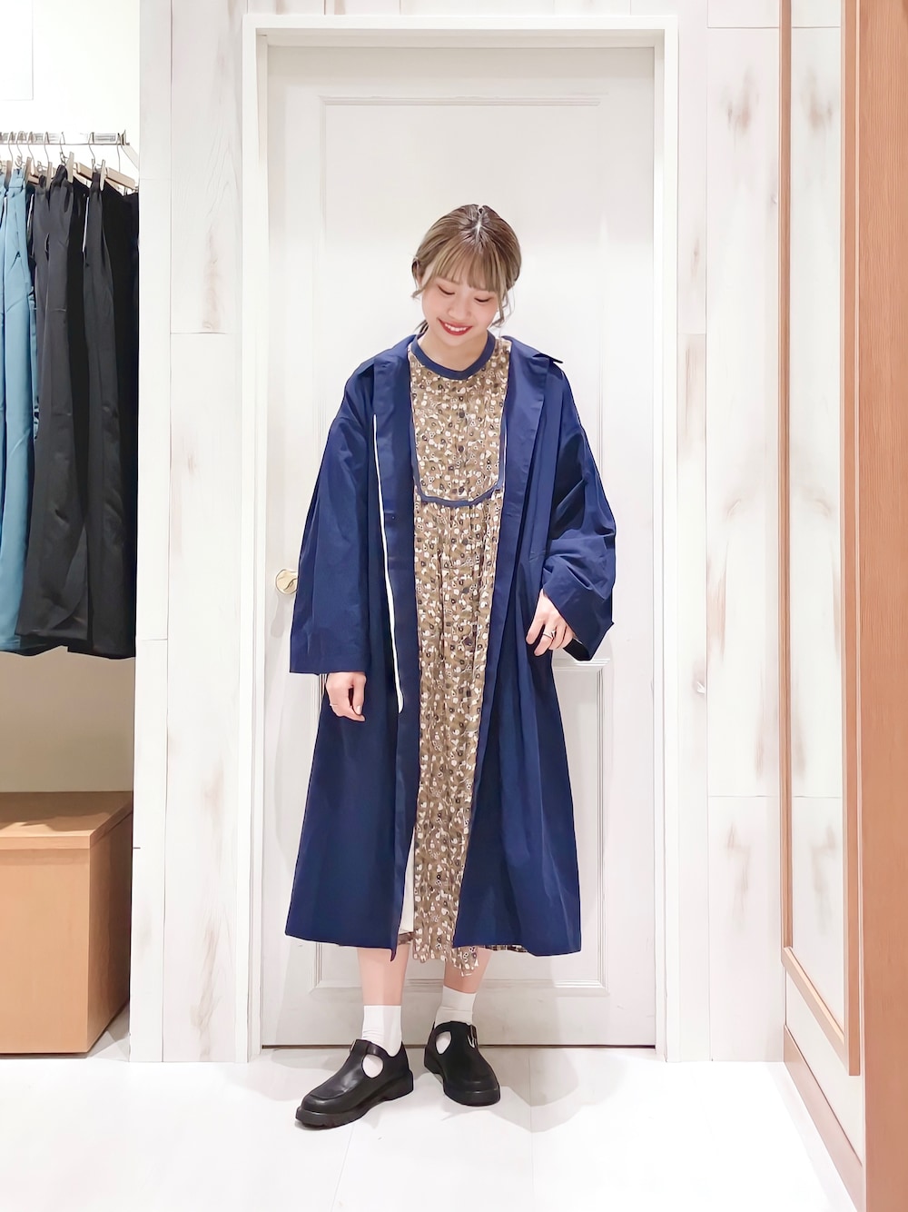 「オトナカジュアル、カジュアルコーデ、カジュアルガーリー、ステンカラーコート、アウター、パイピング、ワンピース、花柄、花柄ワンピース、ストラップシューズ、白靴下、秋コーデ、秋服準備はじめました、サマンサ モスモス(Samansa Mos2)、SM2」｜「Samansa Mos2のパイピング花柄ワンピース（ワンピース、ベージュ系）」を使った、ハタケヤマさん（レディース・163cm）の秋コーディネートの1枚目の写真