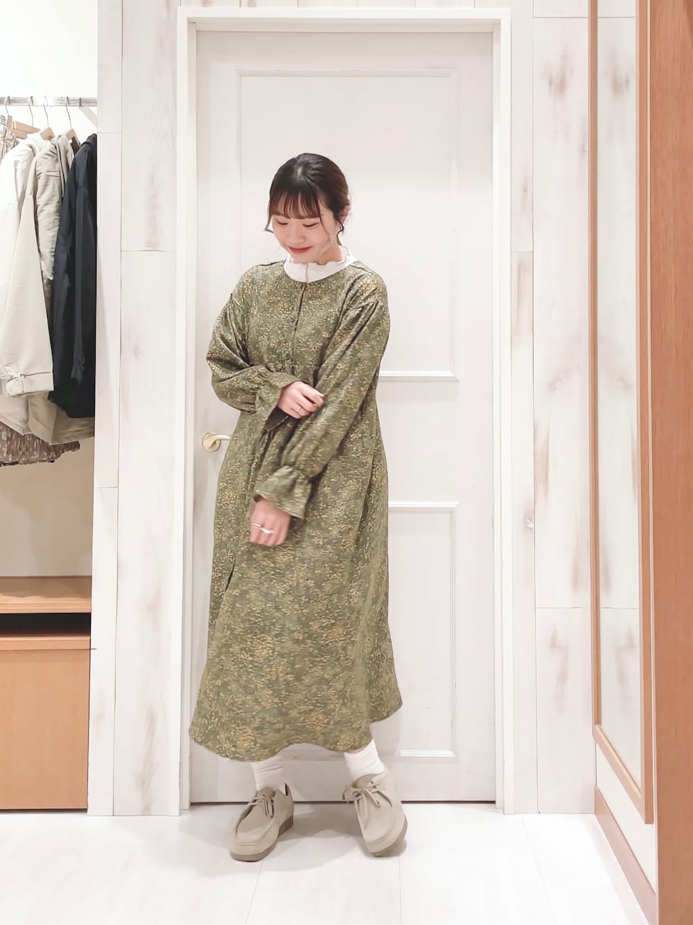 「ワンピース、花柄、花柄ワンピース、前後2way、袖フレア、メロウトップス、首つまり、カラーコーデ、モカシン、プチプラ、オトナカジュアル、ラクチンコーデ、ゆるコーデ、Samansa Mos2 blue、SM2」｜「Samansa Mos2 blueの配色メロウプルオーバー（Tシャツ/カットソー、ホワイト系）」を使った、ハタケヤマさん（レディース・163cm）の冬コーディネートの1枚目の写真