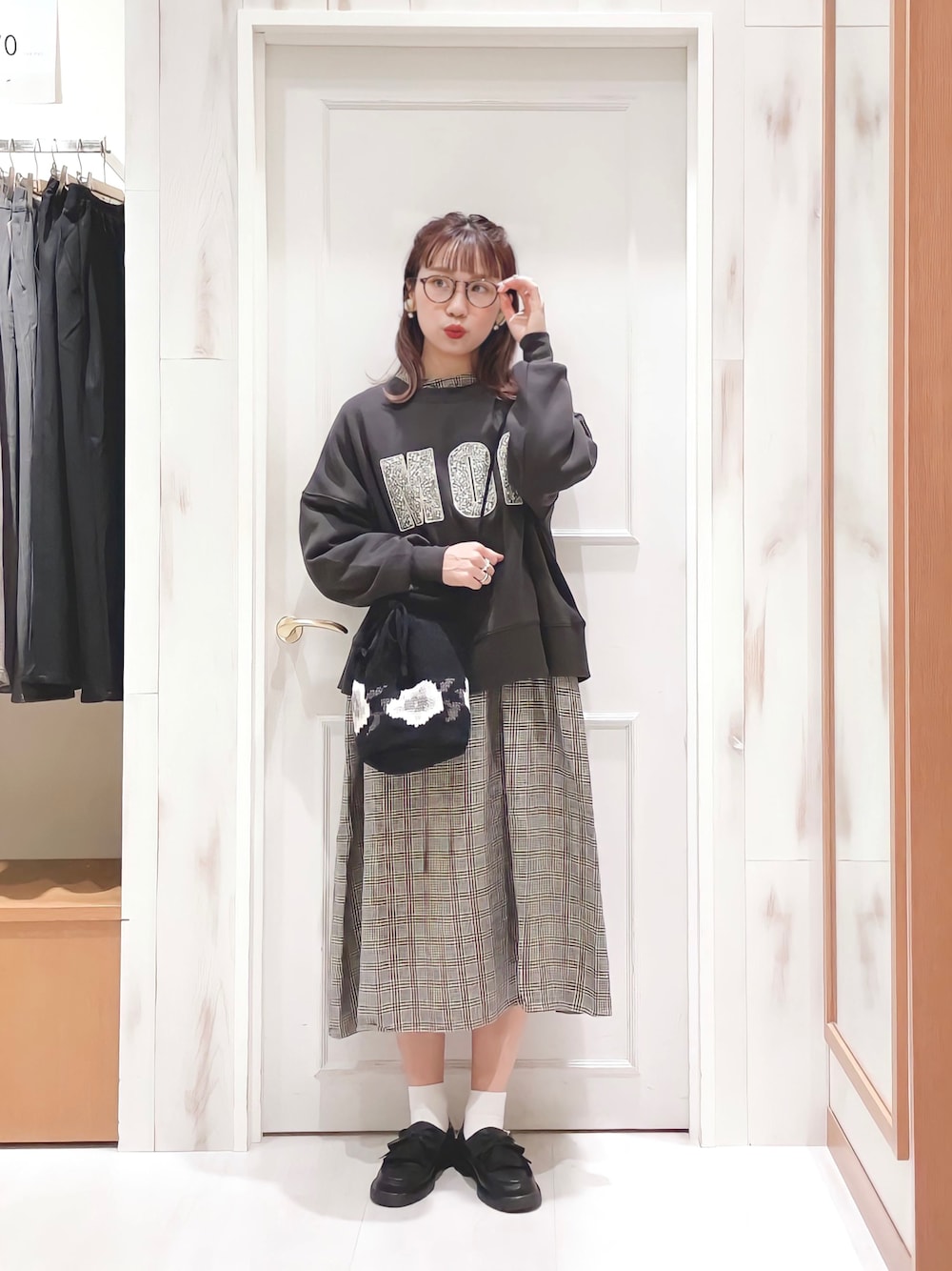「スウェット、ロゴスウェット、ワンピース、リネン、グレンチェック、チェックワンピース、ローファー、白くつした、めがね、巾着バッグ、オールブラック、ブラック、ワントーンコーデ、サマンサ モスモス(Samansa Mos2)、SM2」｜「Samansa Mos2の花柄アップリケロゴスウェット（スウェット、ブラック系）」を使った、ハタケヤマさん（レディース・163cm）の秋コーディネートの1枚目の写真