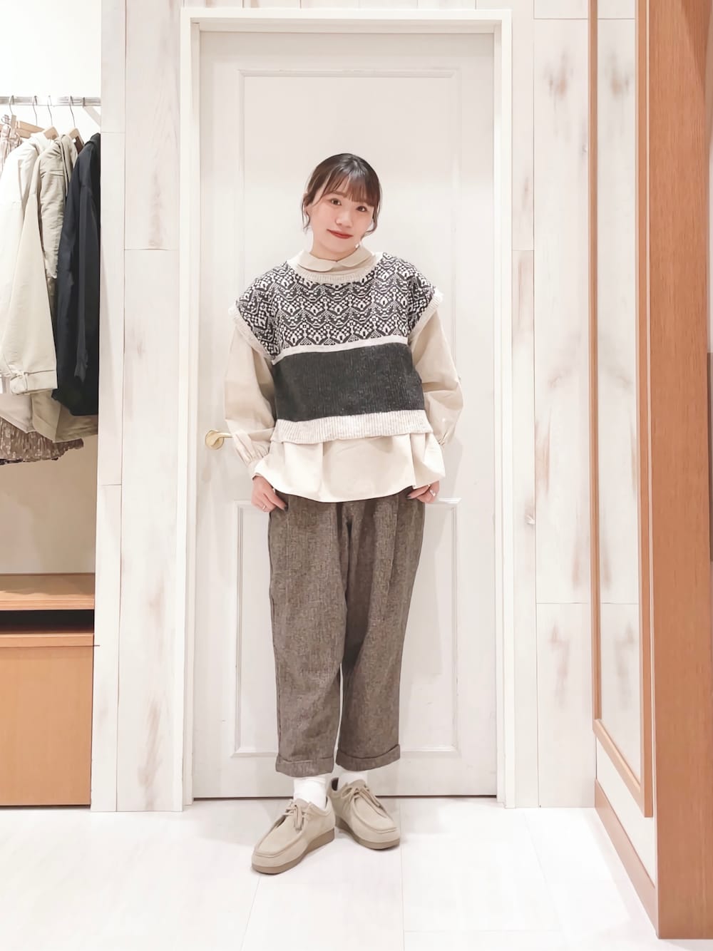 「ニット、ベスト、ジャガード、配色、丸襟、ブラウス、綿麻、タックパンツ、パンツスタイル、モカシン、レイヤードスタイル、カジュアル、ナチュラル、サマンサ モスモス(Samansa Mos2)、SM2」｜「Samansa Mos2のジャカード配色前後着ベスト（ベスト、グレー系）」を使った、ハタケヤマさん（レディース・163cm）の冬コーディネートの1枚目の写真