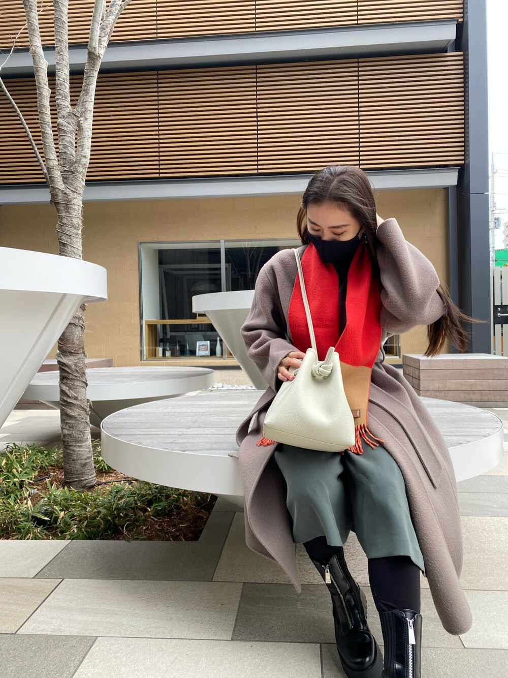 「HERMES、VASIC、冬コーデ」｜「FRAY I.Dのアイテム（ノーカラーコート、グレー系）」を使った、nanakoさん（レディース・154cm）の秋コーディネートの1枚目の写真