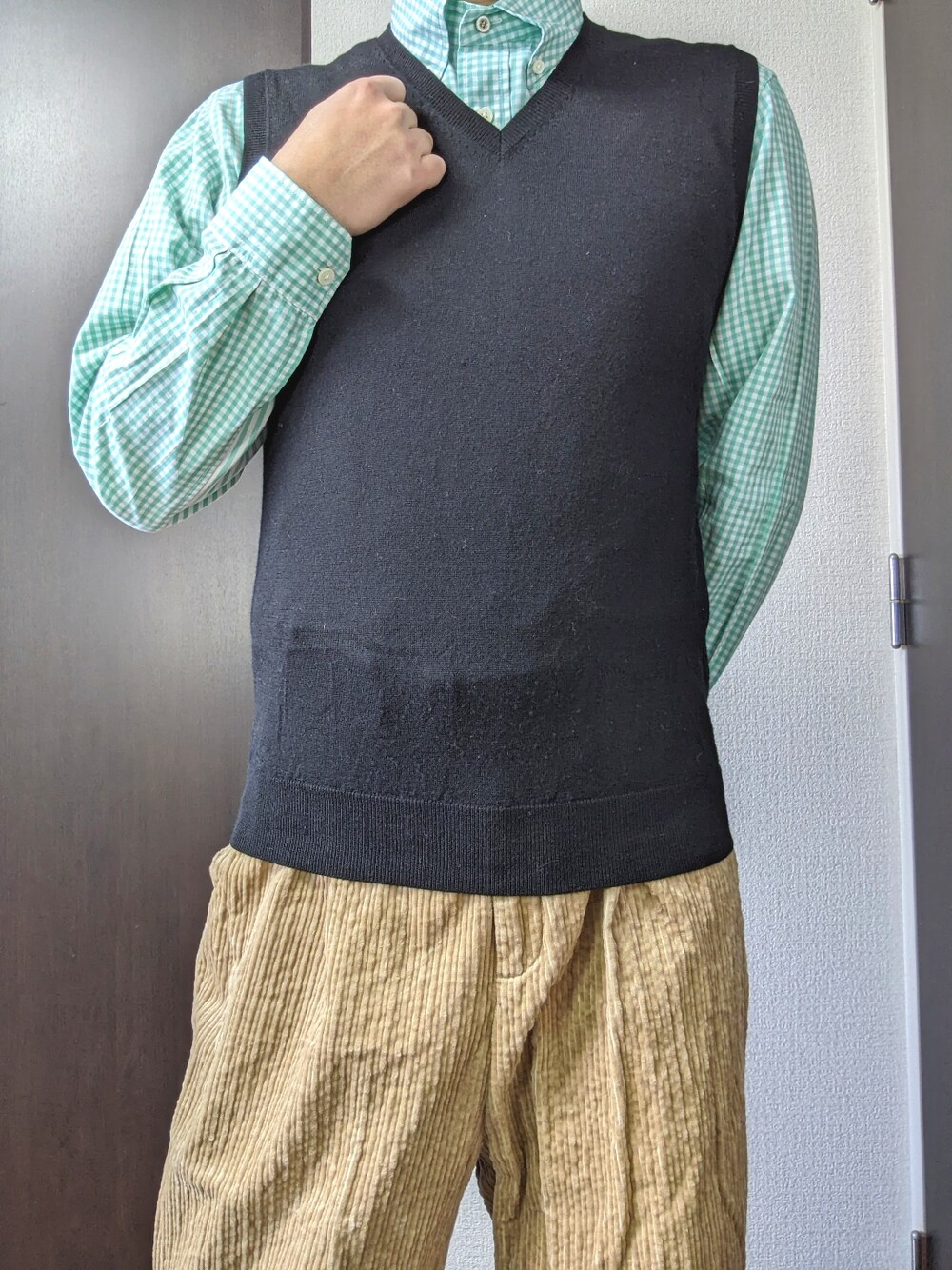 ブルー系のダッフルコート、ベージュ系のその他パンツ、グリーン系のシャツ/ブラウスを着用したメンズの冬コーディネートの2枚目の写真