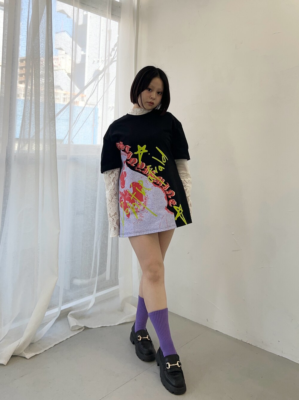 ブラック系のTシャツ/カットソー、ホワイト系のシャツ/ブラウスを着用したレディースの春コーディネートの1枚目の写真