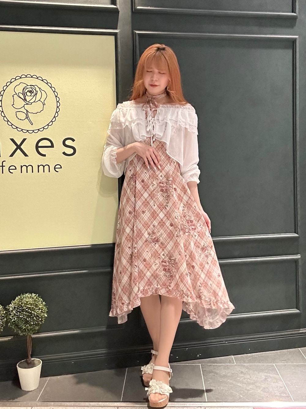 「axes femme、ラフコーデ、おしゃれさんと繋がりたい、カーディガンコーデ、キャミワンピ、サンダル、夏、夏コーデ」｜「axes femmeのロージーチェックキャミワンピース（ワンピース、オレンジ系）」を使った、まみ 🎀さん（骨格ナチュラル・レディース・167cm）の春コーディネートの1枚目の写真
